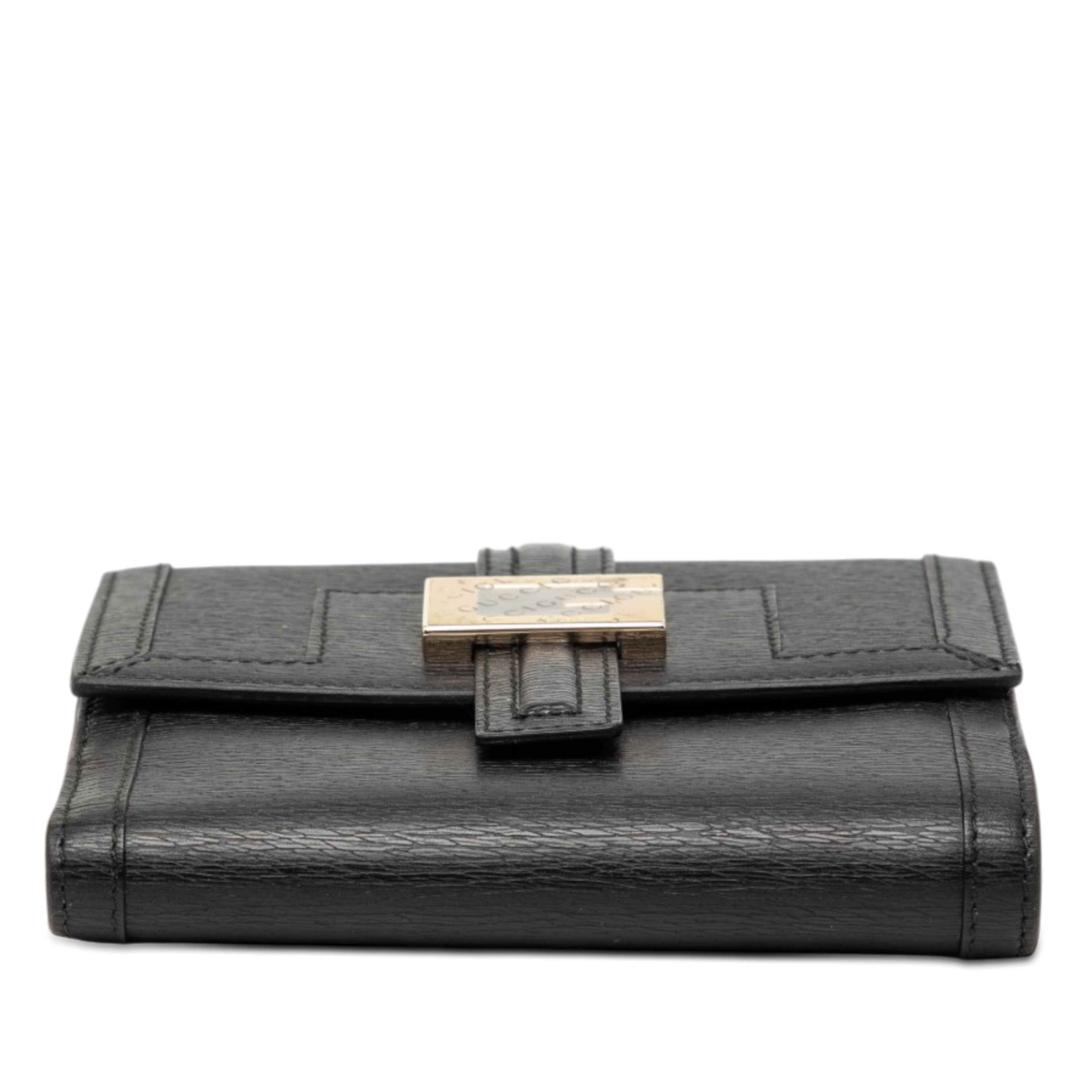 Gucci Textured Calfskin G Square Logo Bifold Wallet, från Luxclusif, i färgen svart. Klicka för att öppna bilden i stort format