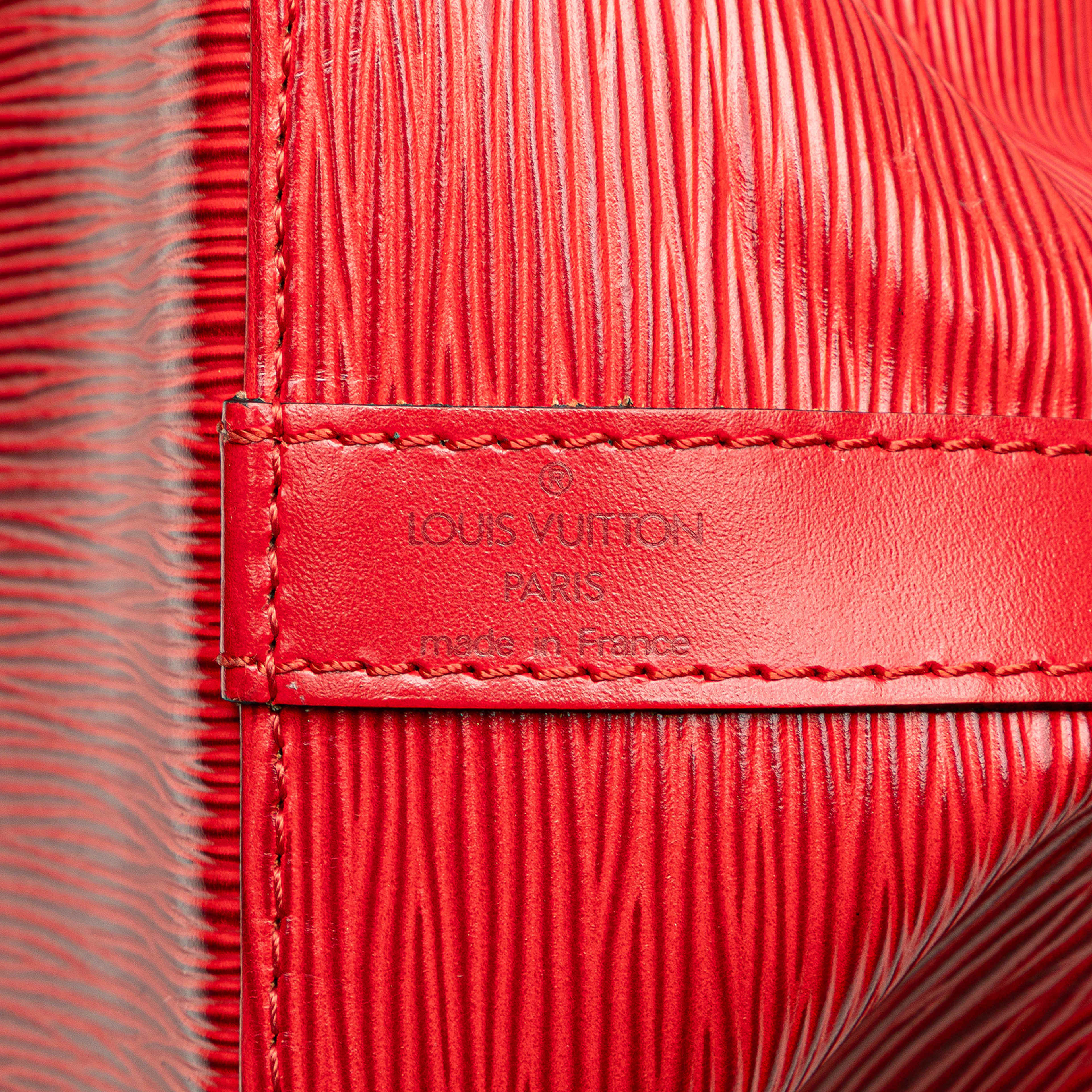 Louis Vuitton Epi Petit Noe, från Luxclusif, i färgen red. Klicka för att öppna bilden i stort format