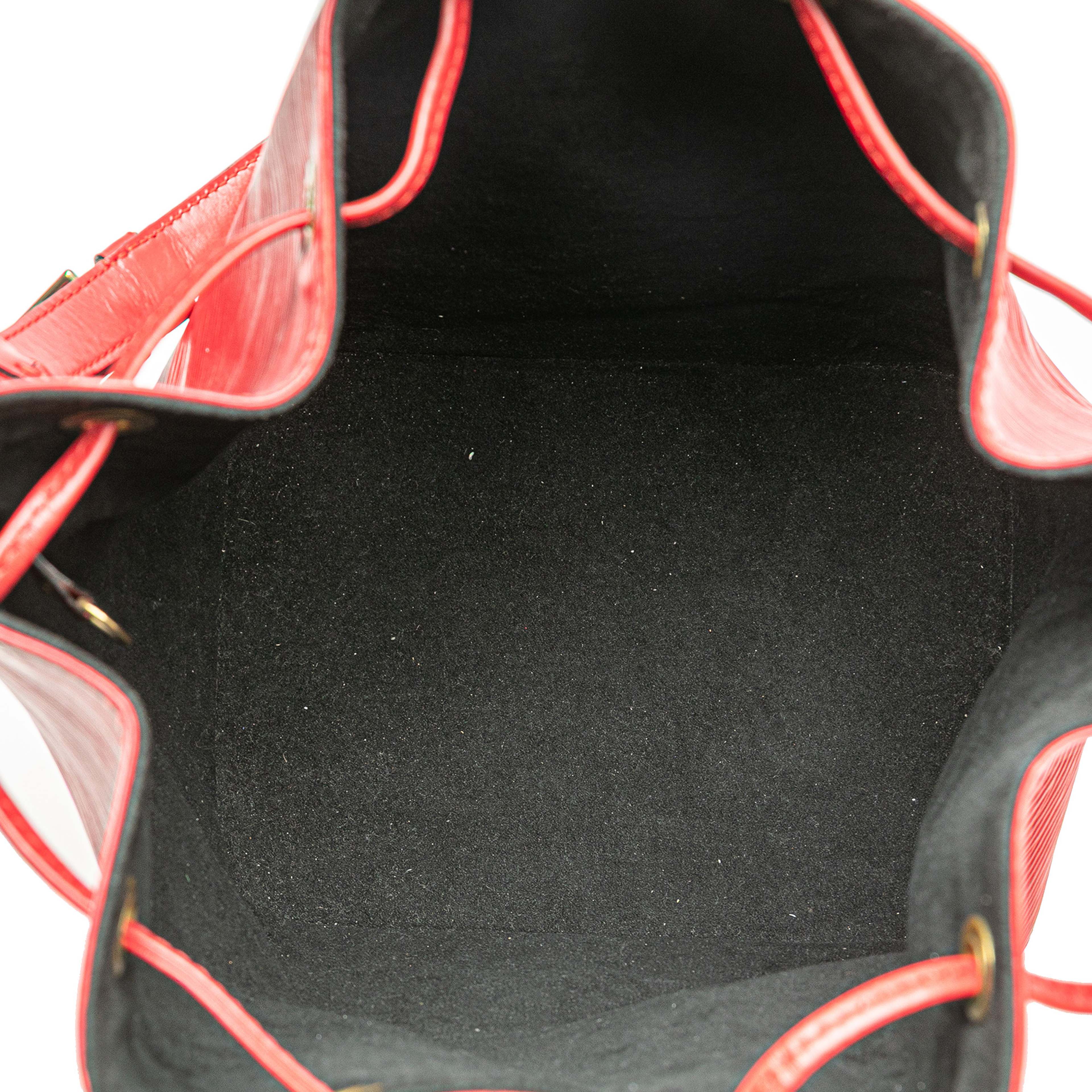 Louis Vuitton Epi Petit Noe, från Luxclusif, i färgen red. Klicka för att öppna bilden i stort format