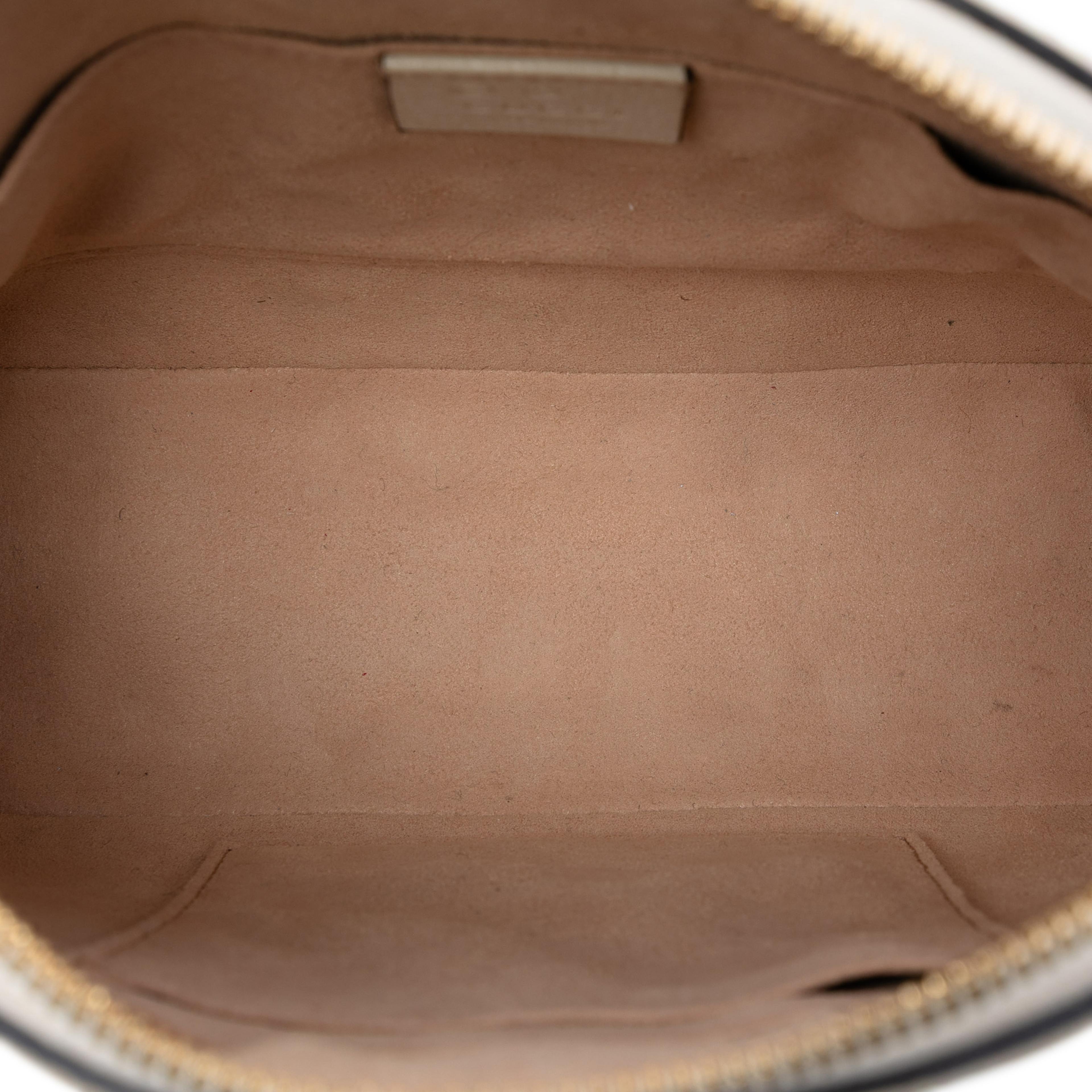 Gucci Small Calfskin Ophidia Dome Crossbody, från Luxclusif, i färgen white. Klicka för att öppna bilden i stort format