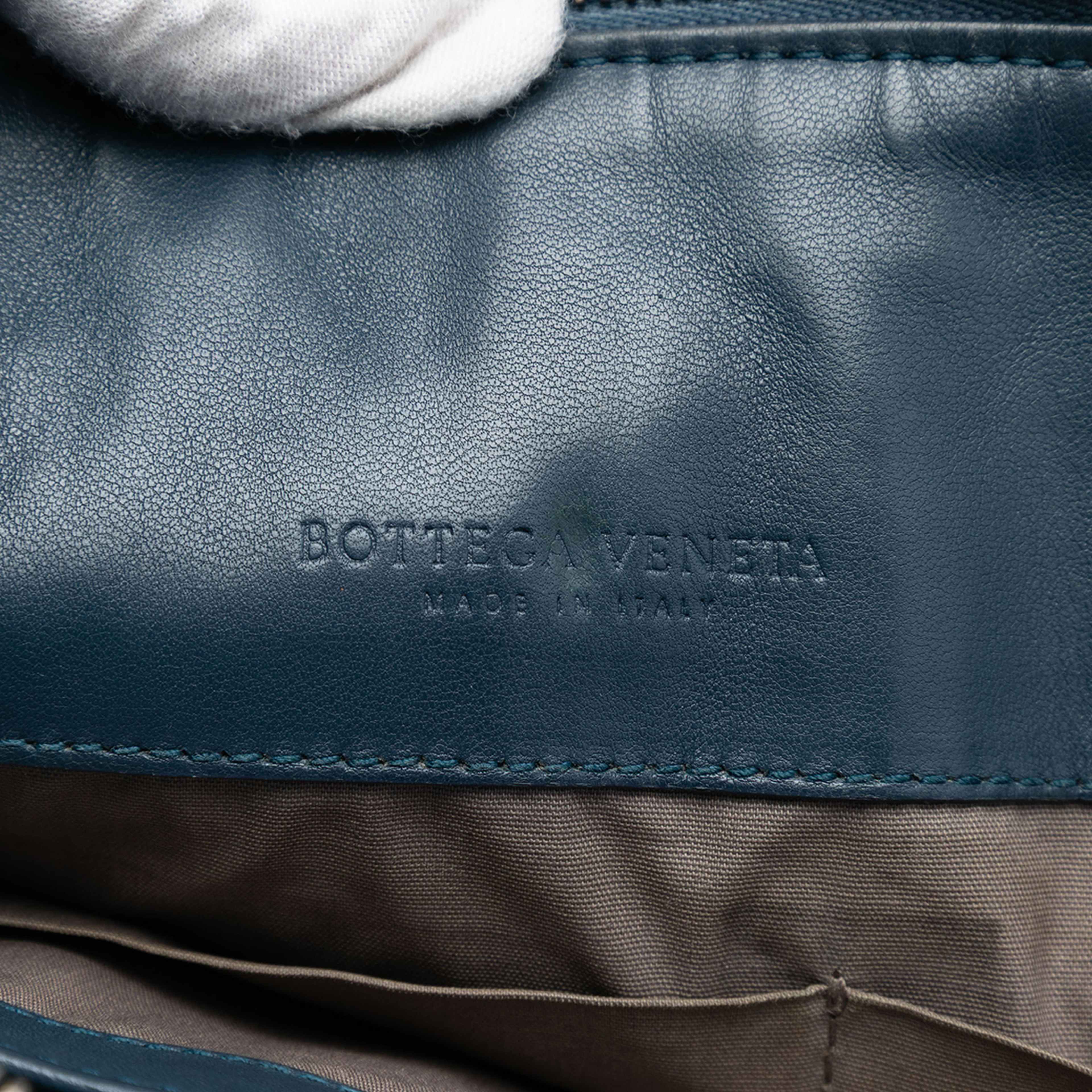 Bottega Veneta Nappa Intrecciato Metropolis Document Case, från Luxclusif, i färgen navy. Klicka för att öppna bilden i stort format