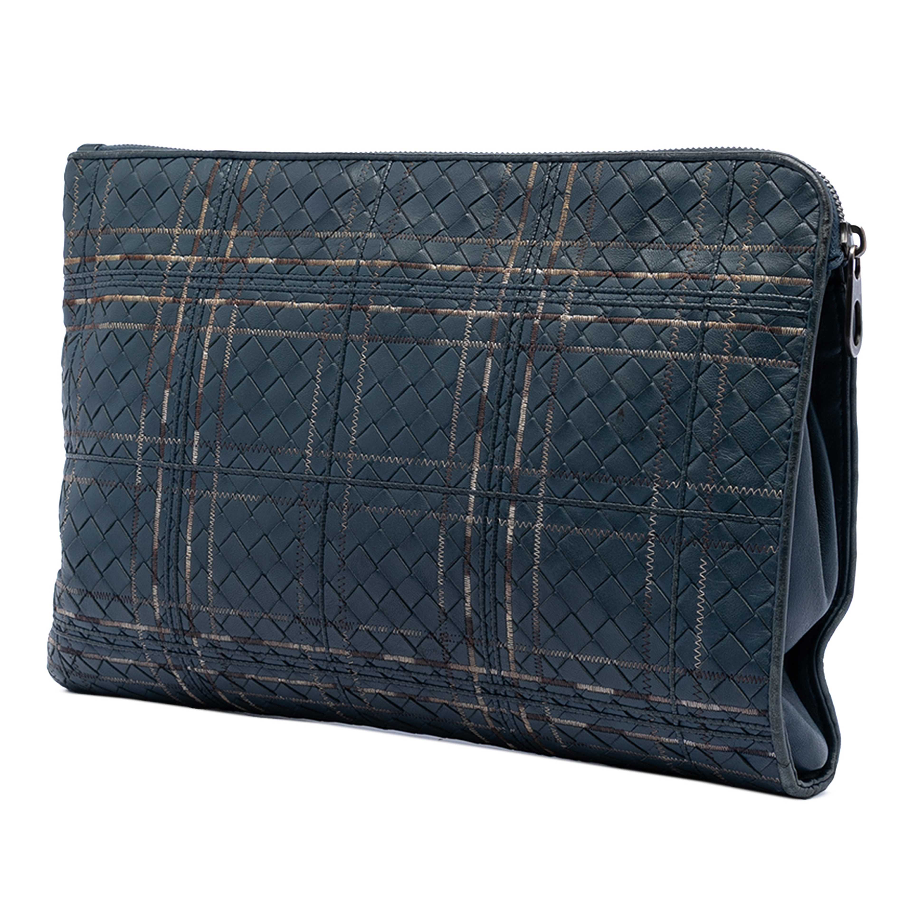Bottega Veneta Nappa Intrecciato Metropolis Document Case, från Luxclusif, i färgen blå. Klicka för att öppna bilden i stort format