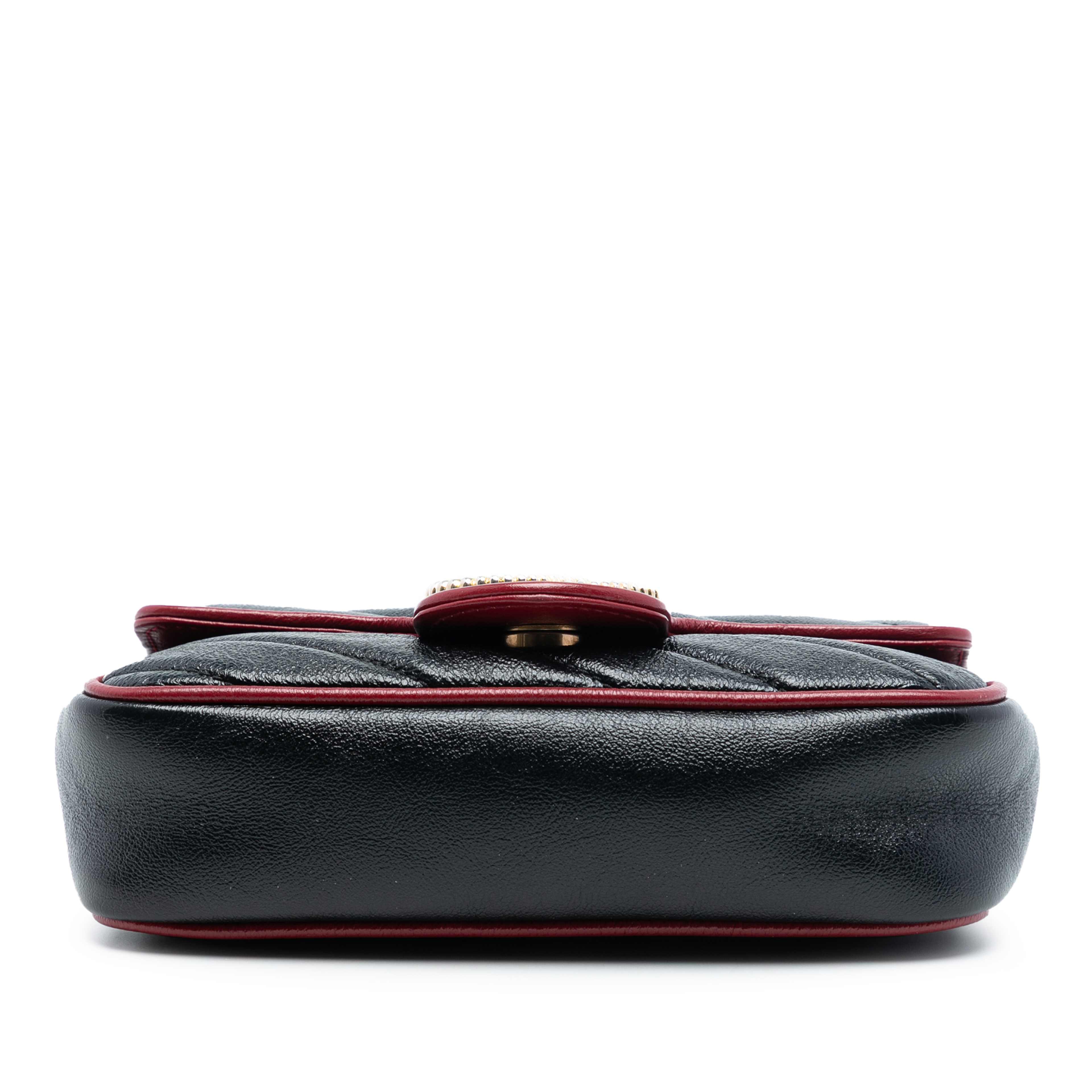 Gucci Super Mini Gg Marmont Matelasse Leather Torchon Flap Crossbody, från Luxclusif, i färgen black. Klicka för att öppna bilden i stort format