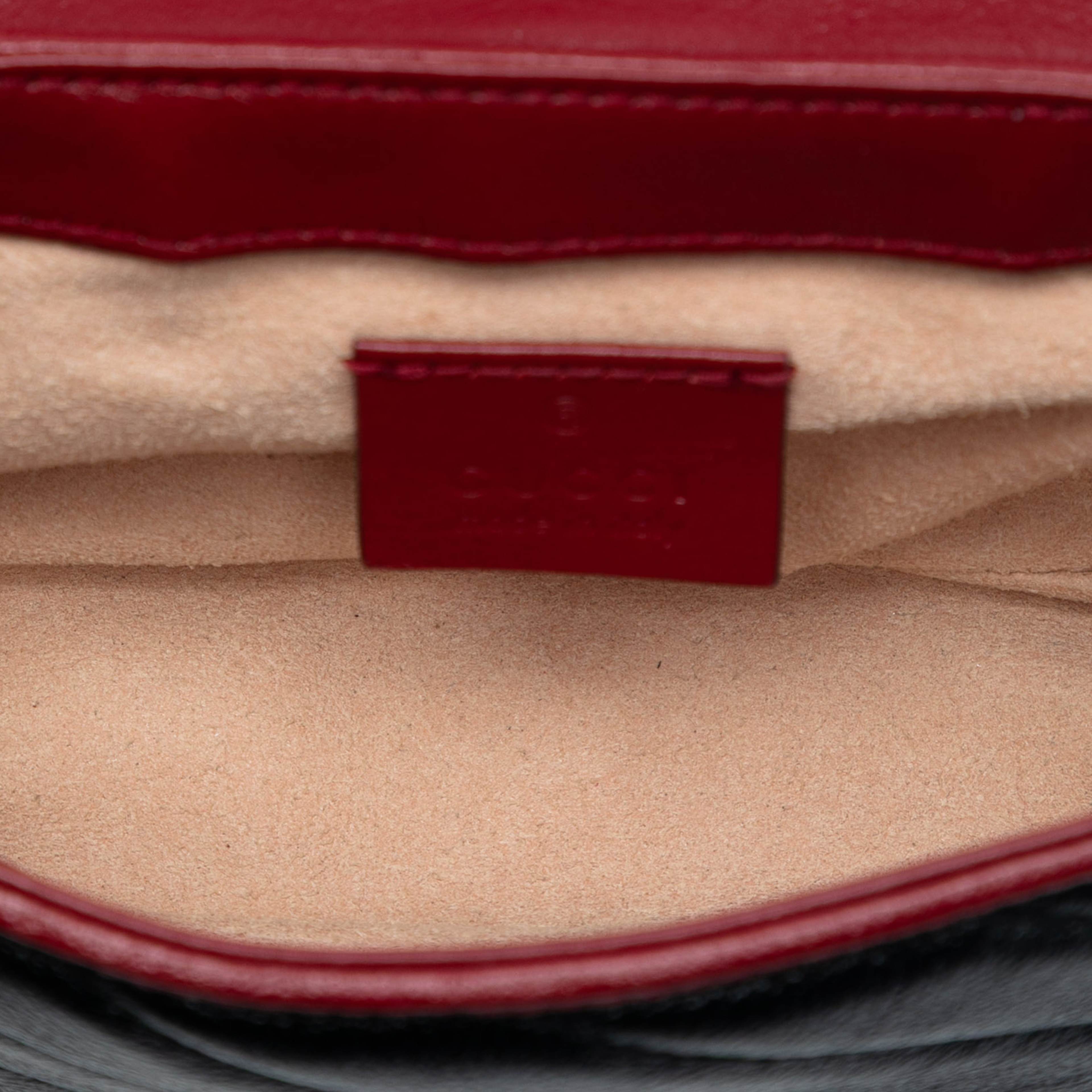 Gucci Super Mini Gg Marmont Matelasse Leather Torchon Flap Crossbody, från Luxclusif, i färgen black. Klicka för att öppna bilden i stort format