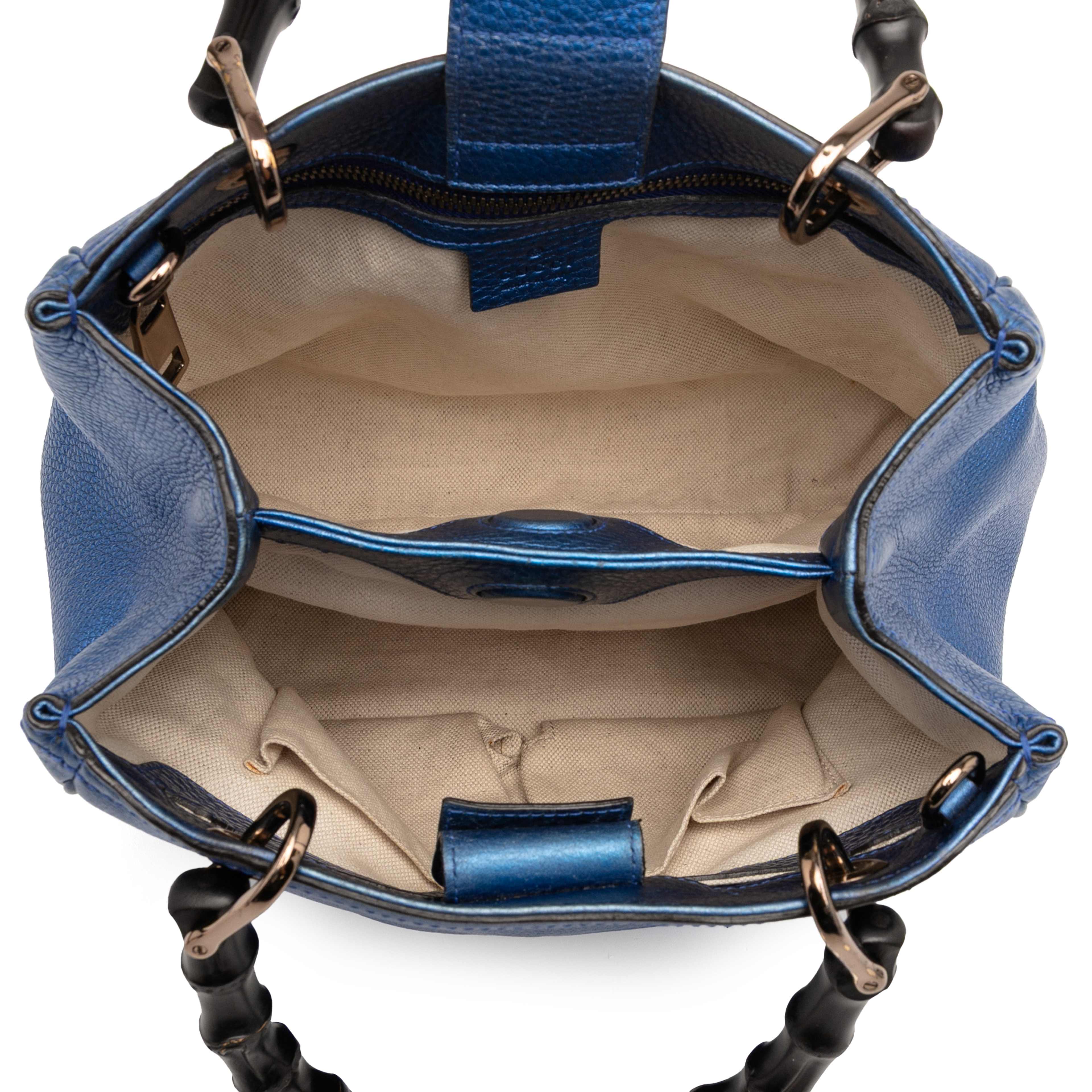 Gucci Small Metallic Calfskin Bamboo Shopper Satchel, från Luxclusif, i färgen blue. Klicka för att öppna bilden i stort format
