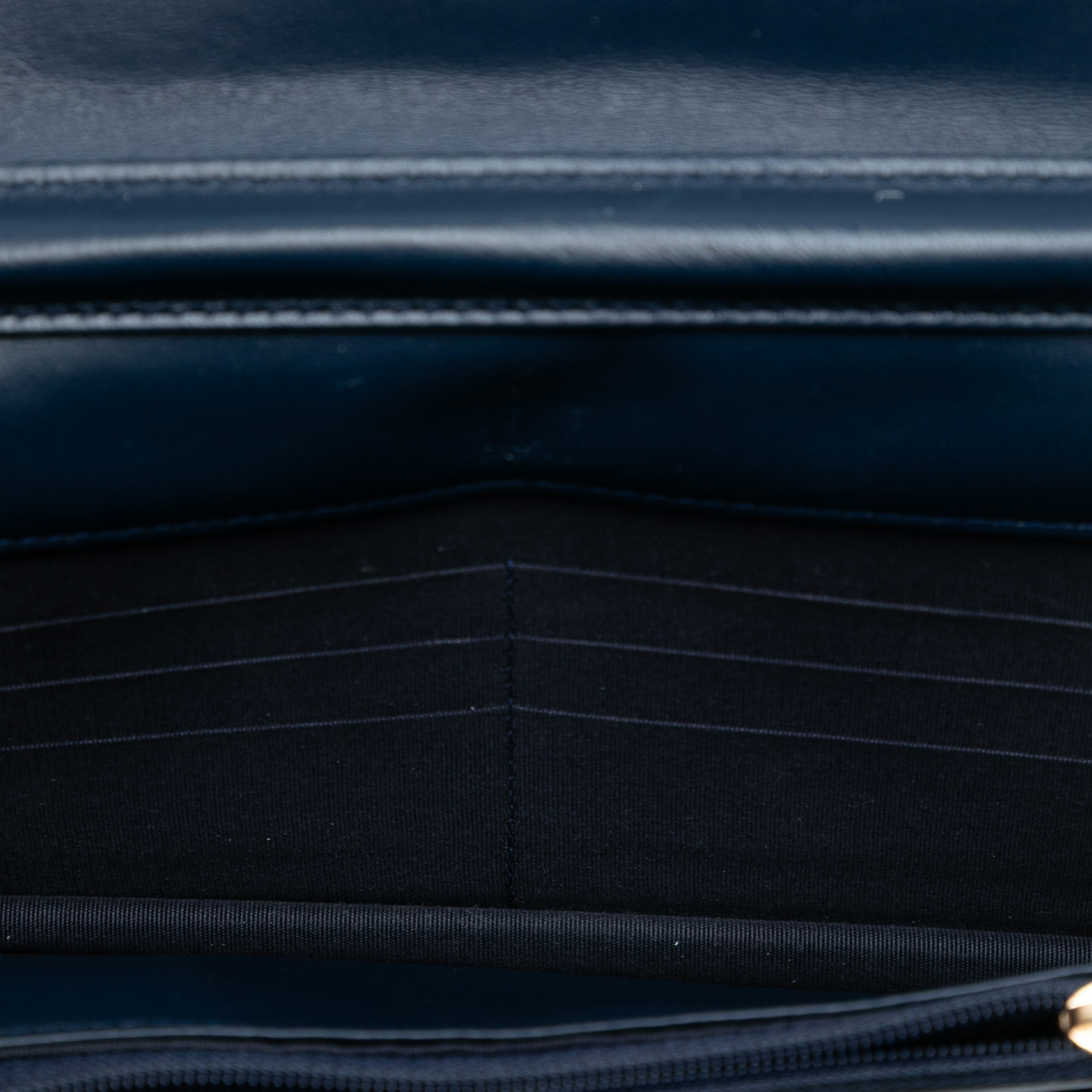 Chanel Quilted Lambskin Boy Wallet On Chain, från Luxclusif, i färgen navy. Klicka för att öppna bilden i stort format