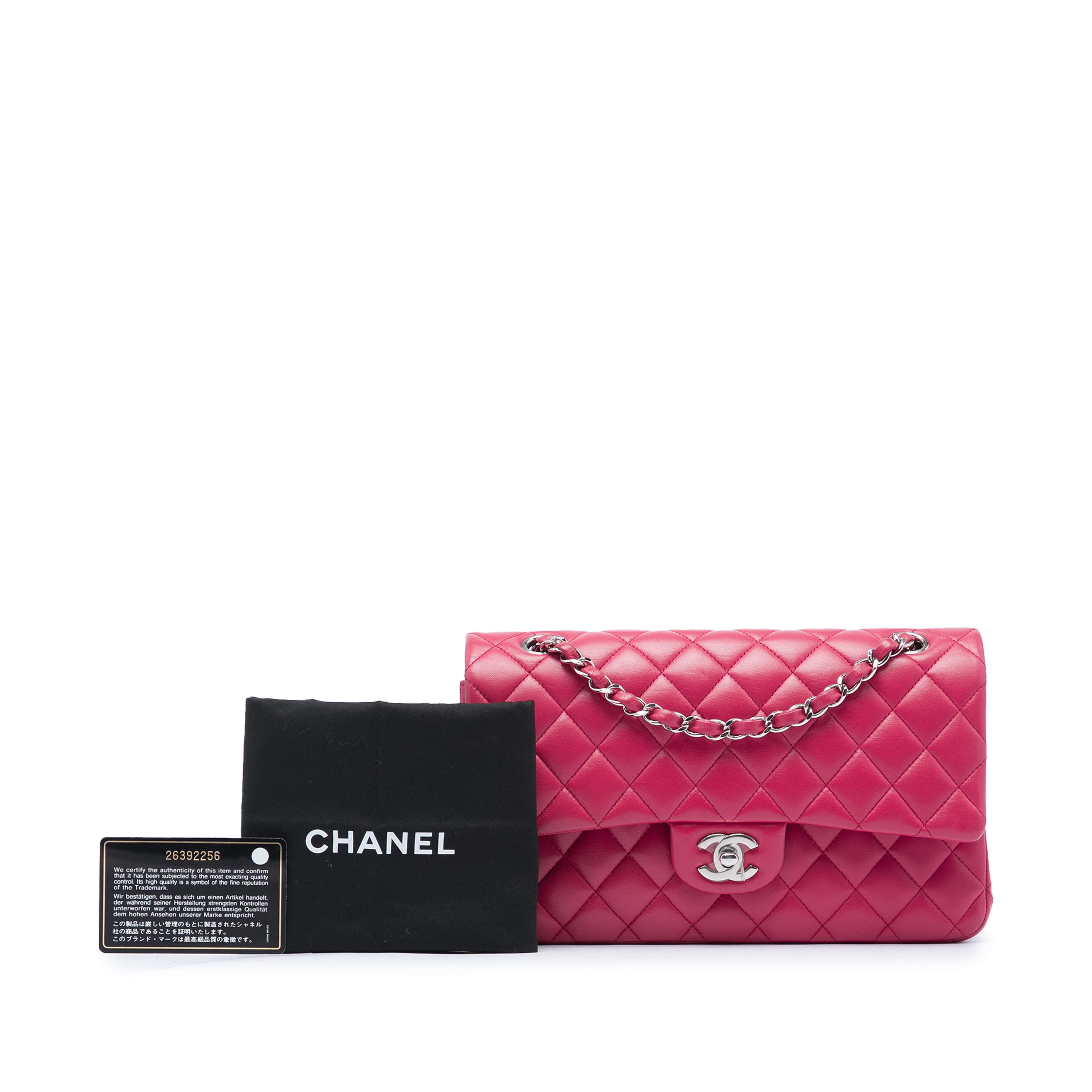 Chanel Medium Classic Lambskin Double Flap, från Luxclusif, i färgen rosa. Klicka för att öppna bilden i stort format