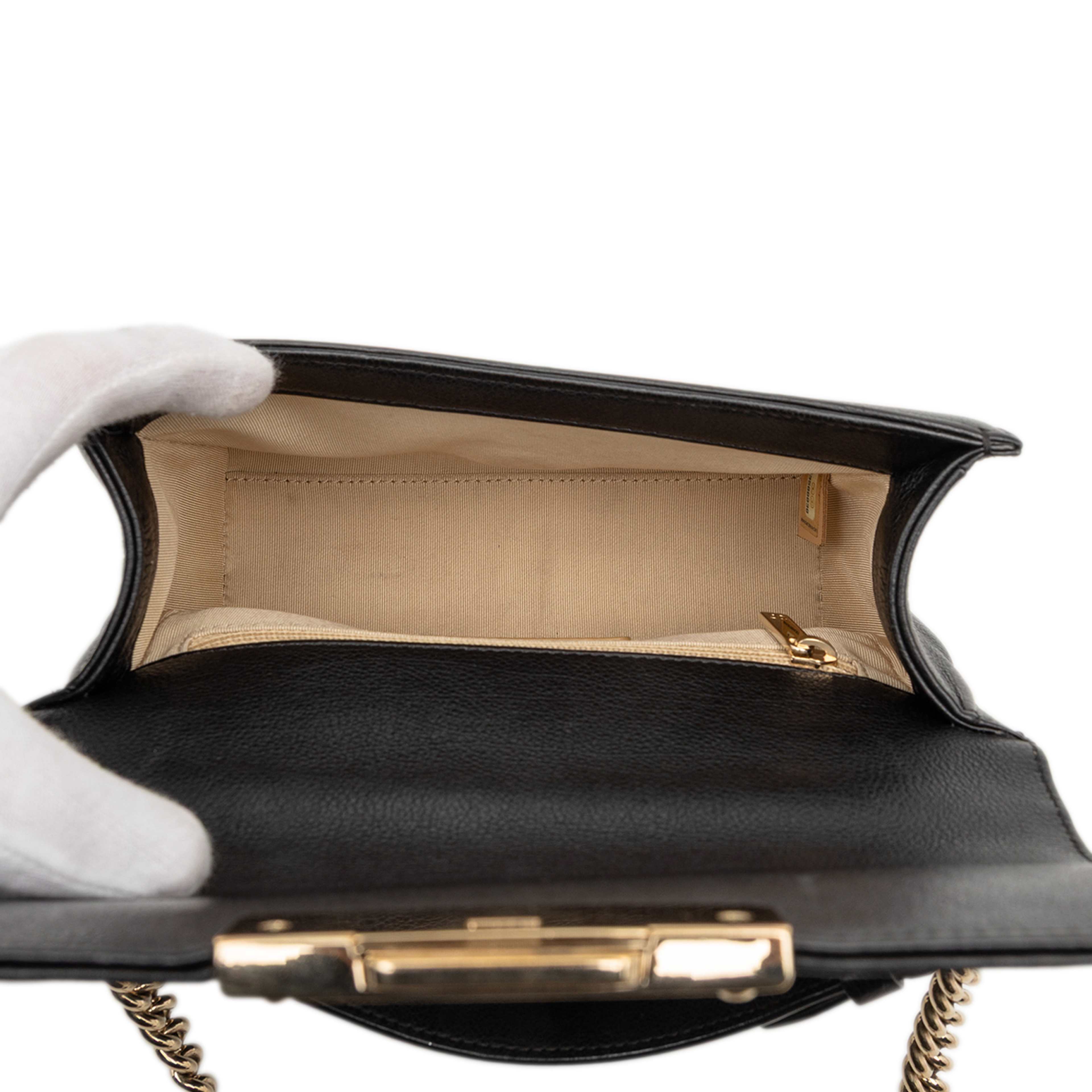 Chanel Small Quilted Grained Calfskin Label Click Flap, från Luxclusif, i färgen black. Klicka för att öppna bilden i stort format