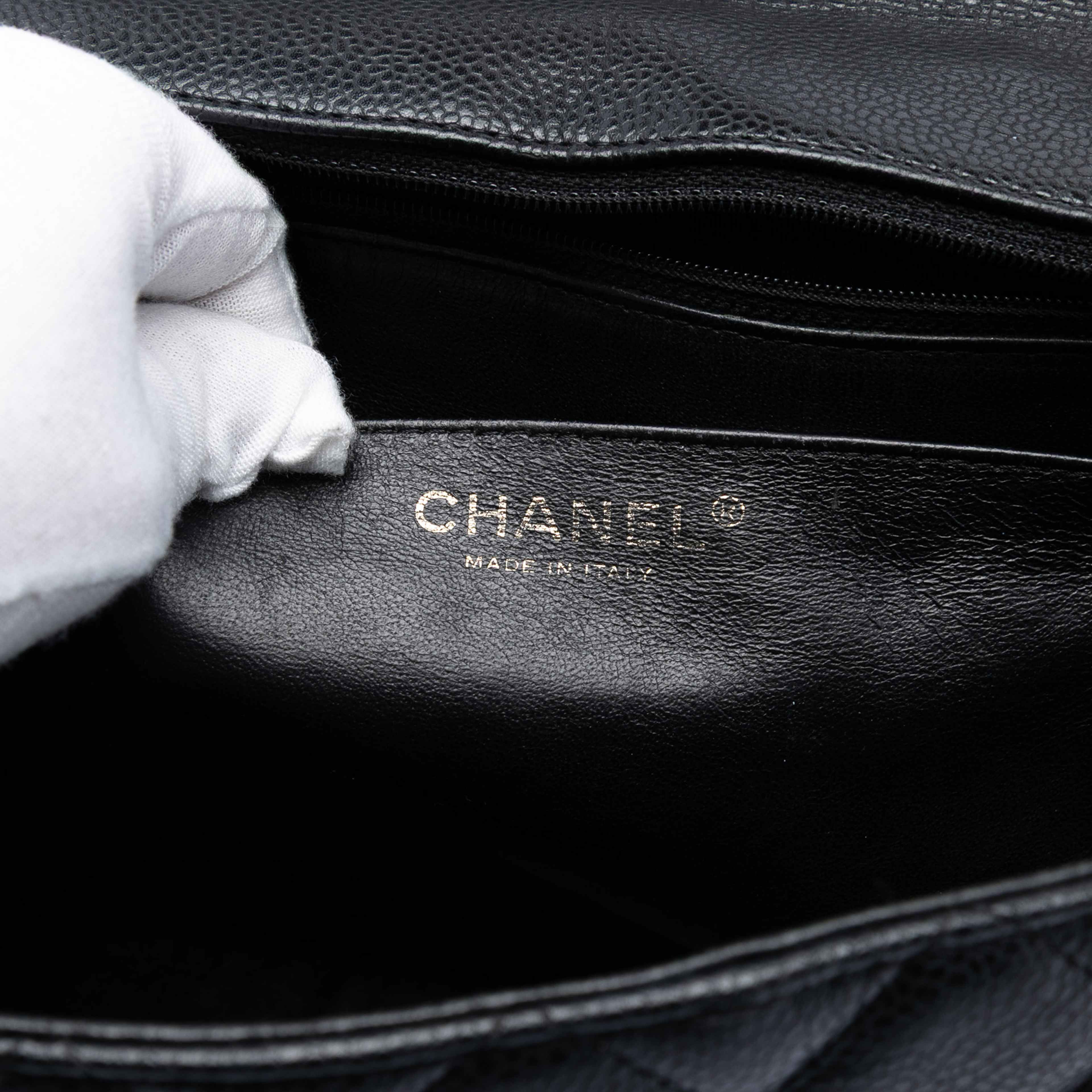 Chanel Jumbo Classic Caviar Double Flap, från Luxclusif, i färgen black. Klicka för att öppna bilden i stort format