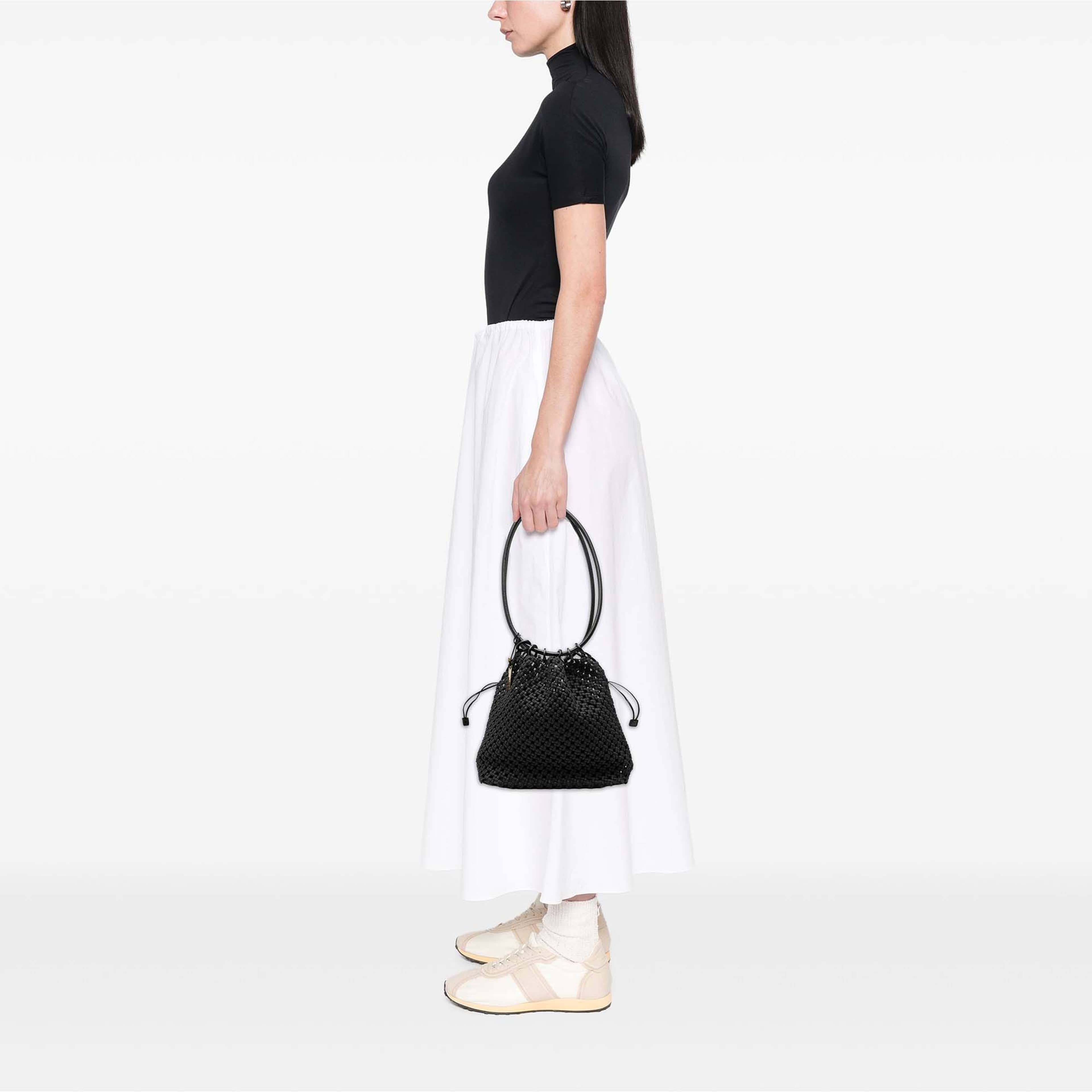 Gucci Woven Canvas Shoulder Bag, från Luxclusif, i färgen svart. Klicka för att öppna bilden i stort format