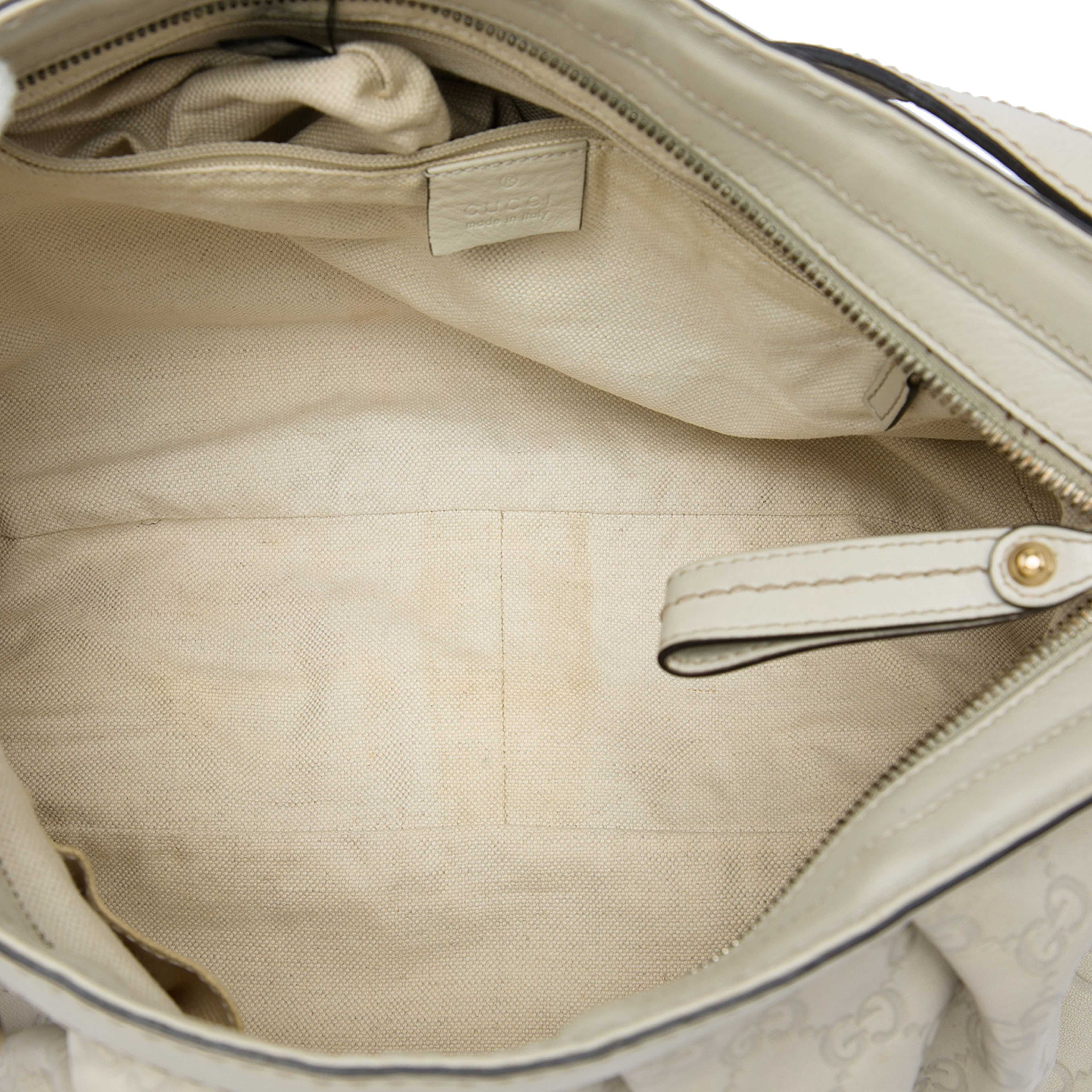 Gucci Guccissima Sukey Crossbody, från Luxclusif, i färgen vit. Klicka för att öppna bilden i stort format