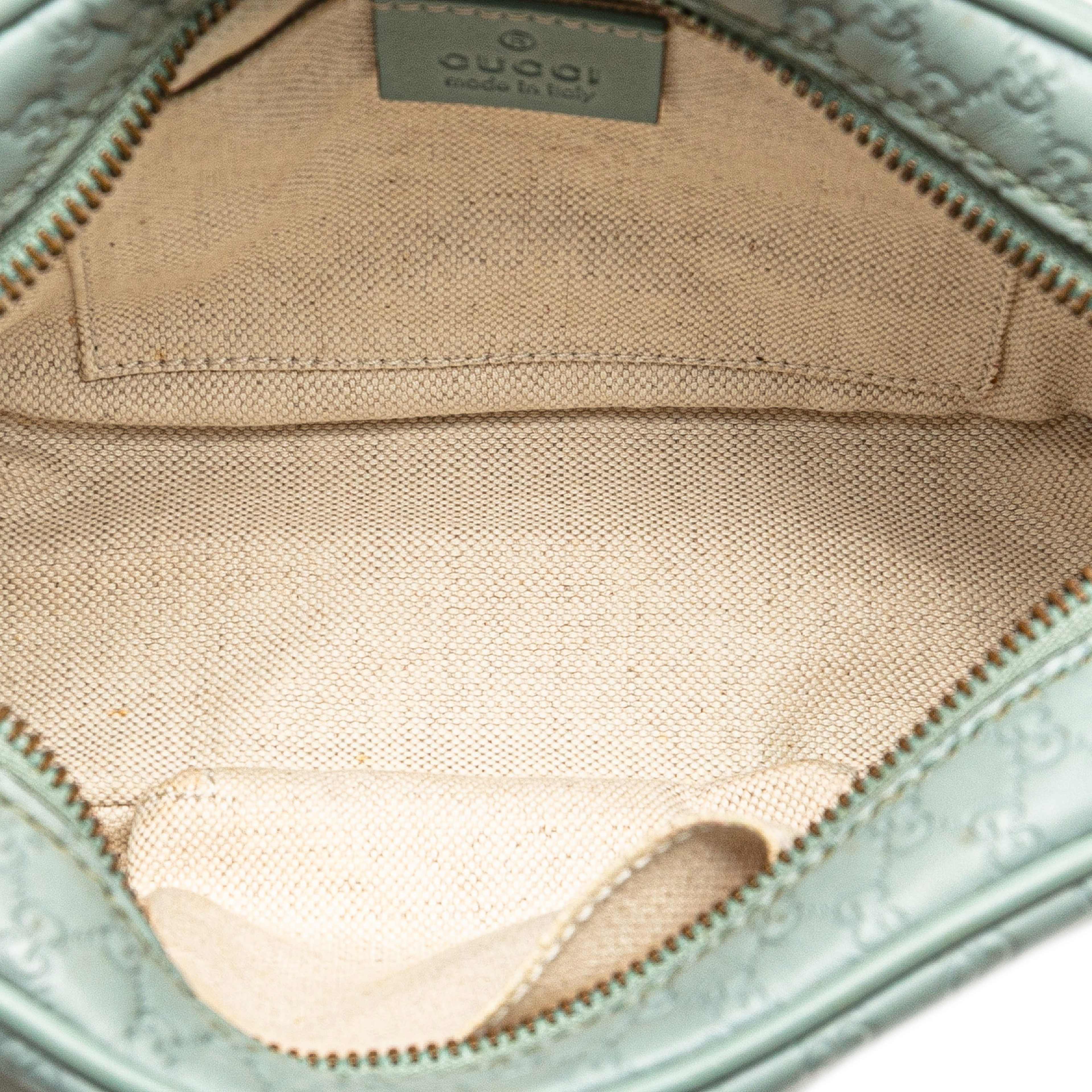 Gucci Microguccissima Sunshine Disco Camera Bag, från Luxclusif, i färgen light blue. Klicka för att öppna bilden i stort format