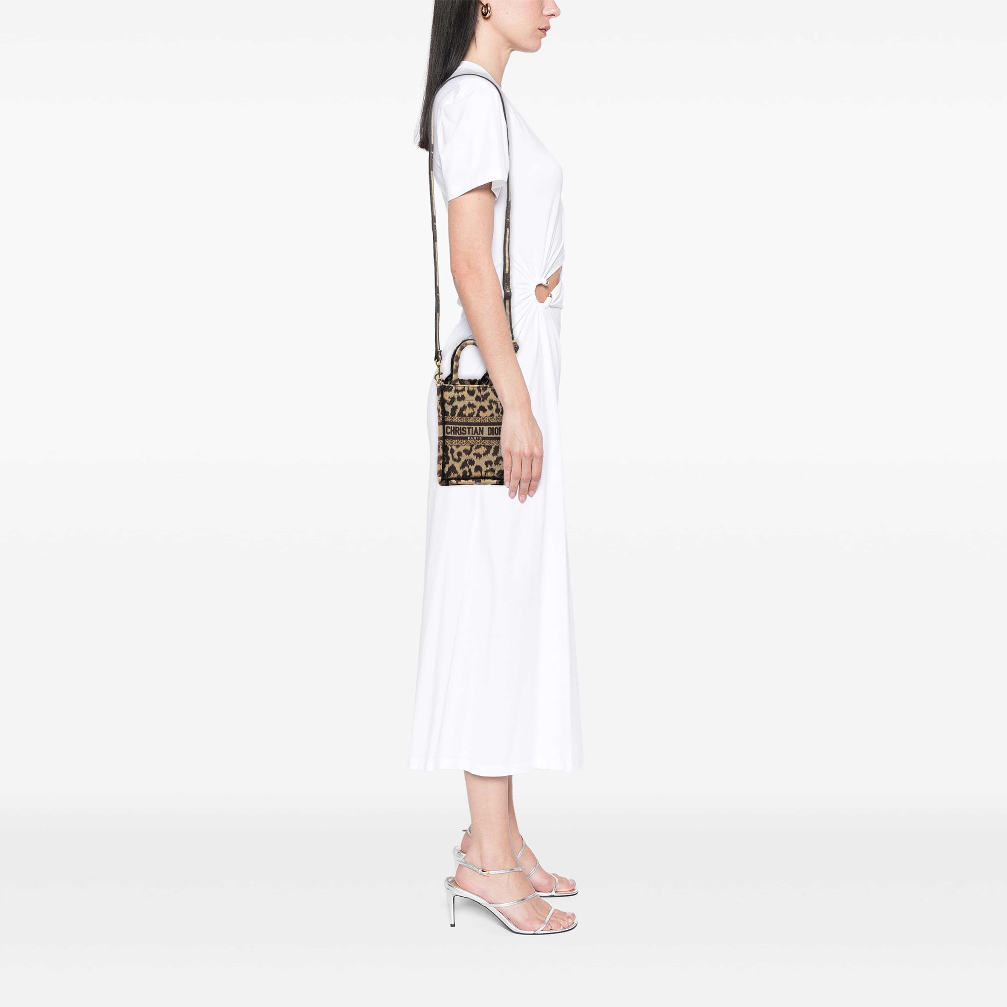 Dior Mizza Mini Embroidered Canvas Leopard Vertical Book Tote, från Luxclusif, i färgen beige. Klicka för att öppna bilden i stort format