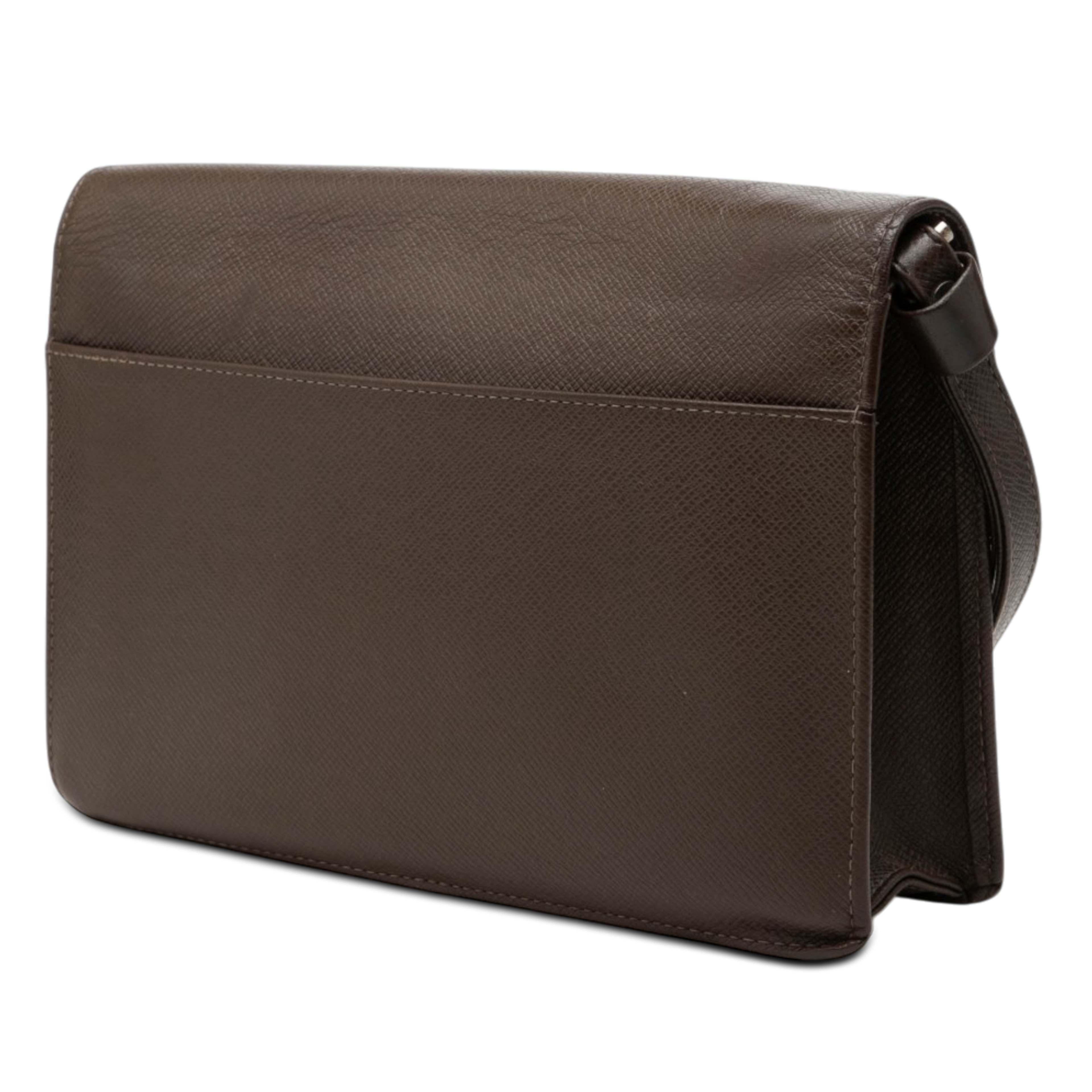 Louis Vuitton Taiga Selenga, från Luxclusif, i färgen brun. Klicka för att öppna bilden i stort format