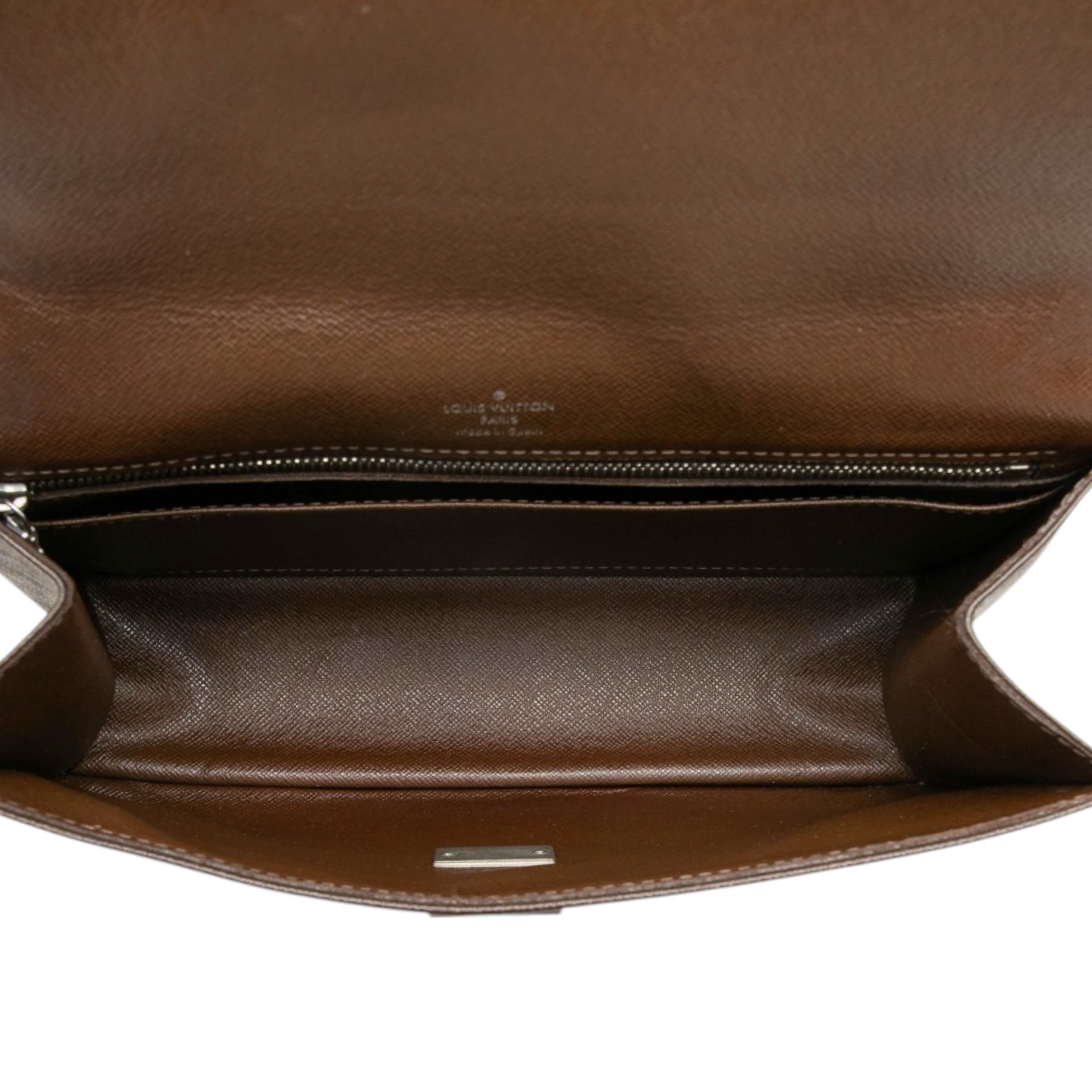 Louis Vuitton Taiga Selenga, från Luxclusif, i färgen brun. Klicka för att öppna bilden i stort format