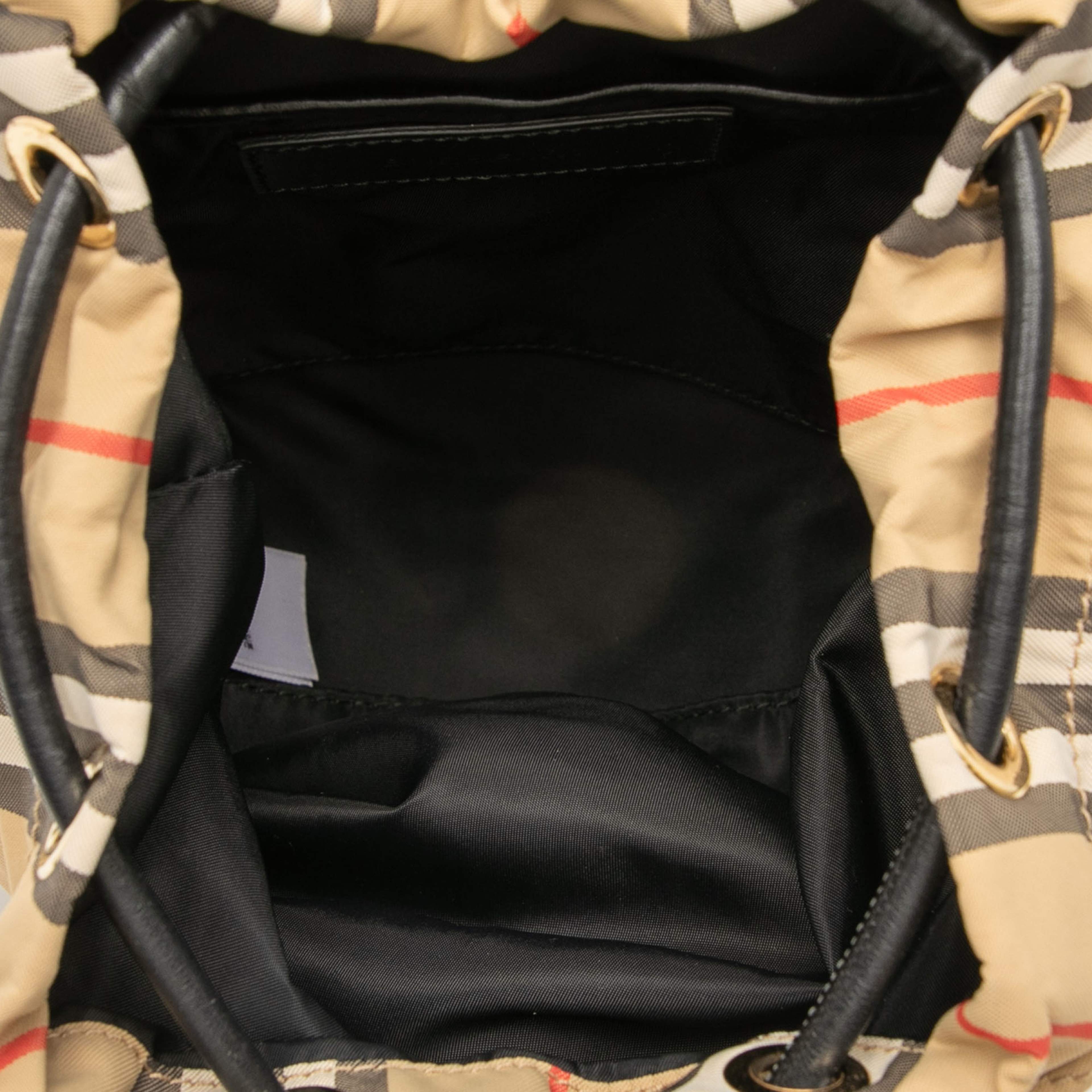 Burberry House Check Canvas Backpack, från Luxclusif, i färgen beige. Klicka för att öppna bilden i stort format