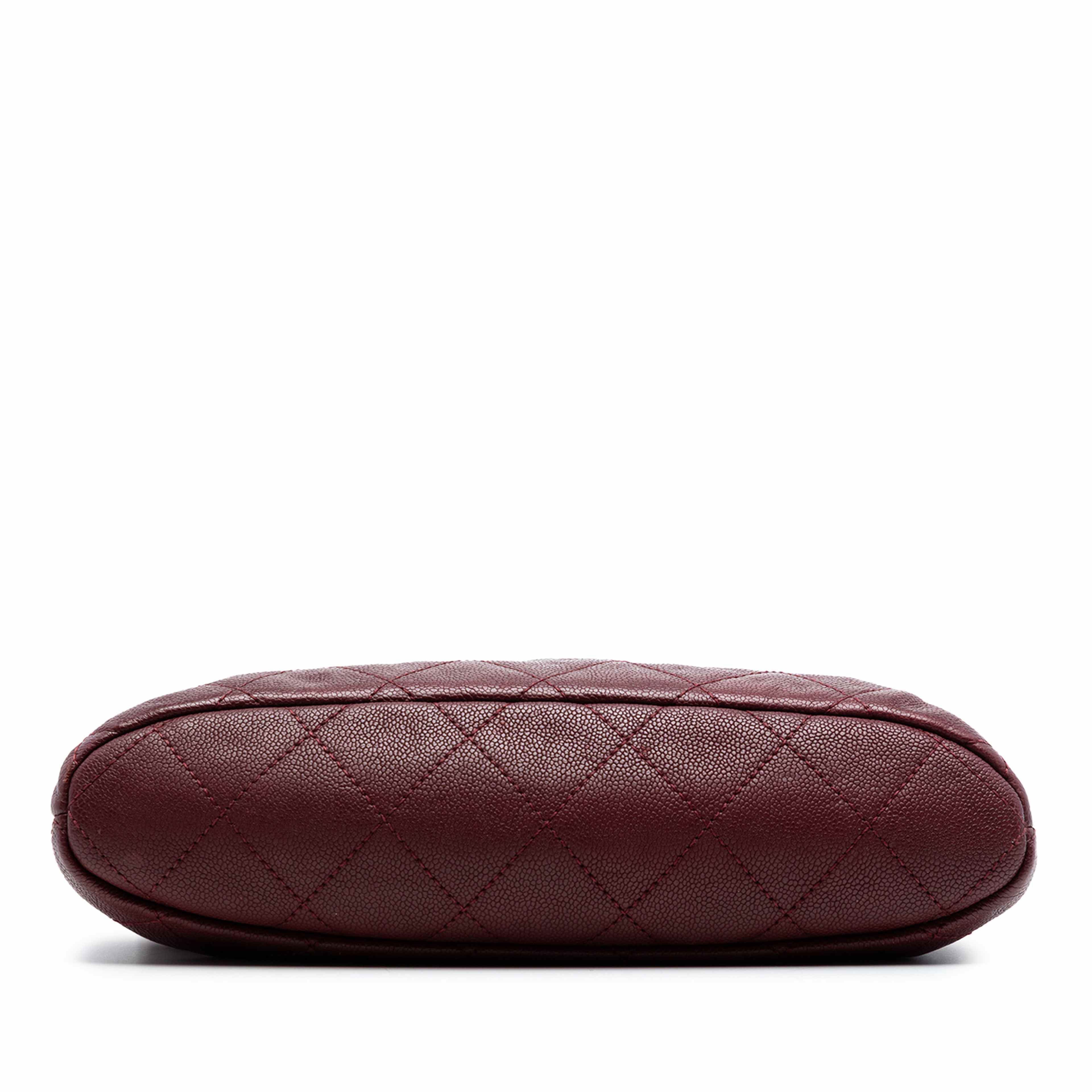 Chanel Quilted Caviar Shopping Tote, från Luxclusif, i färgen burgundy. Klicka för att öppna bilden i stort format