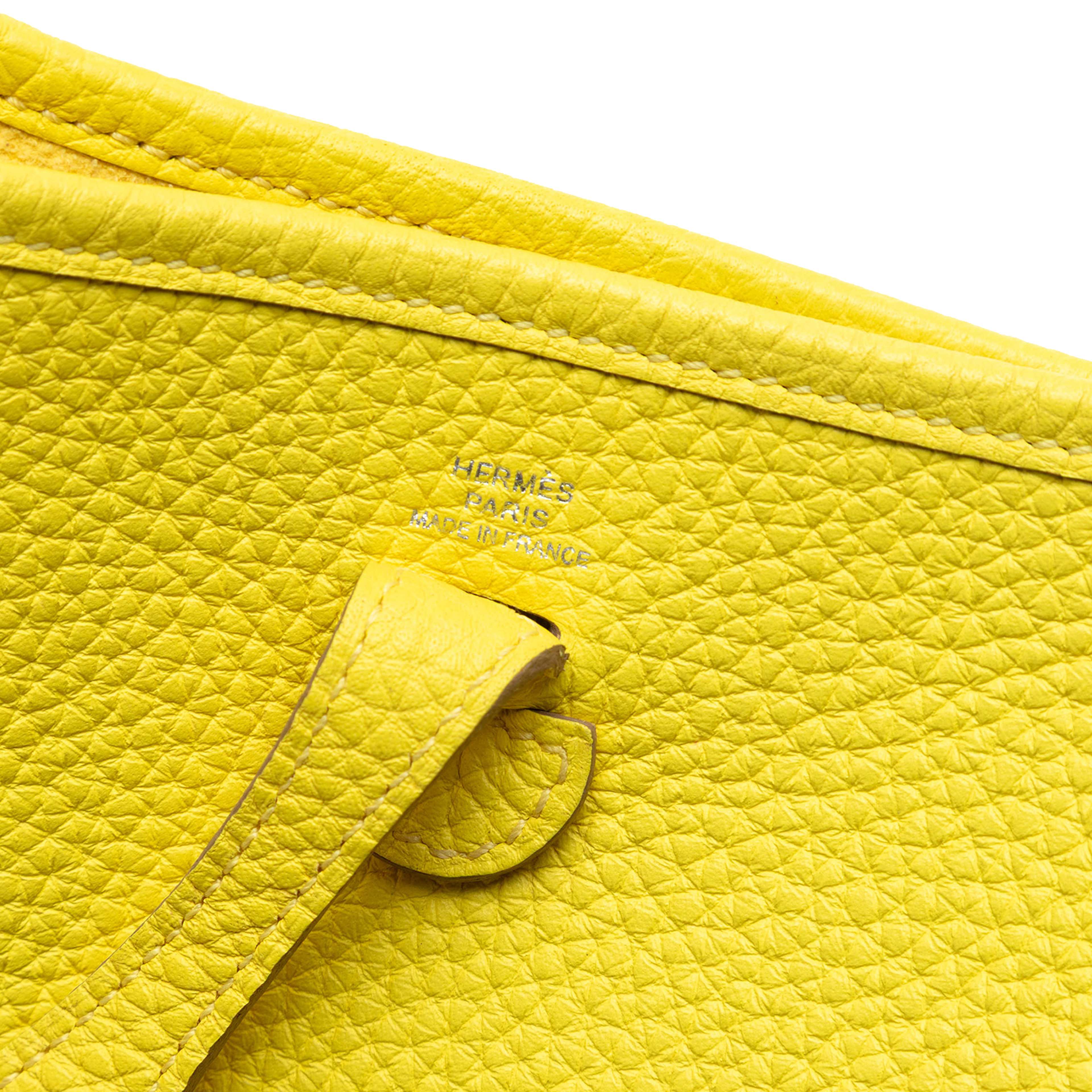 Hermès Clemence Amazone Evelyne 16, från Luxclusif, i färgen neon yellow. Klicka för att öppna bilden i stort format
