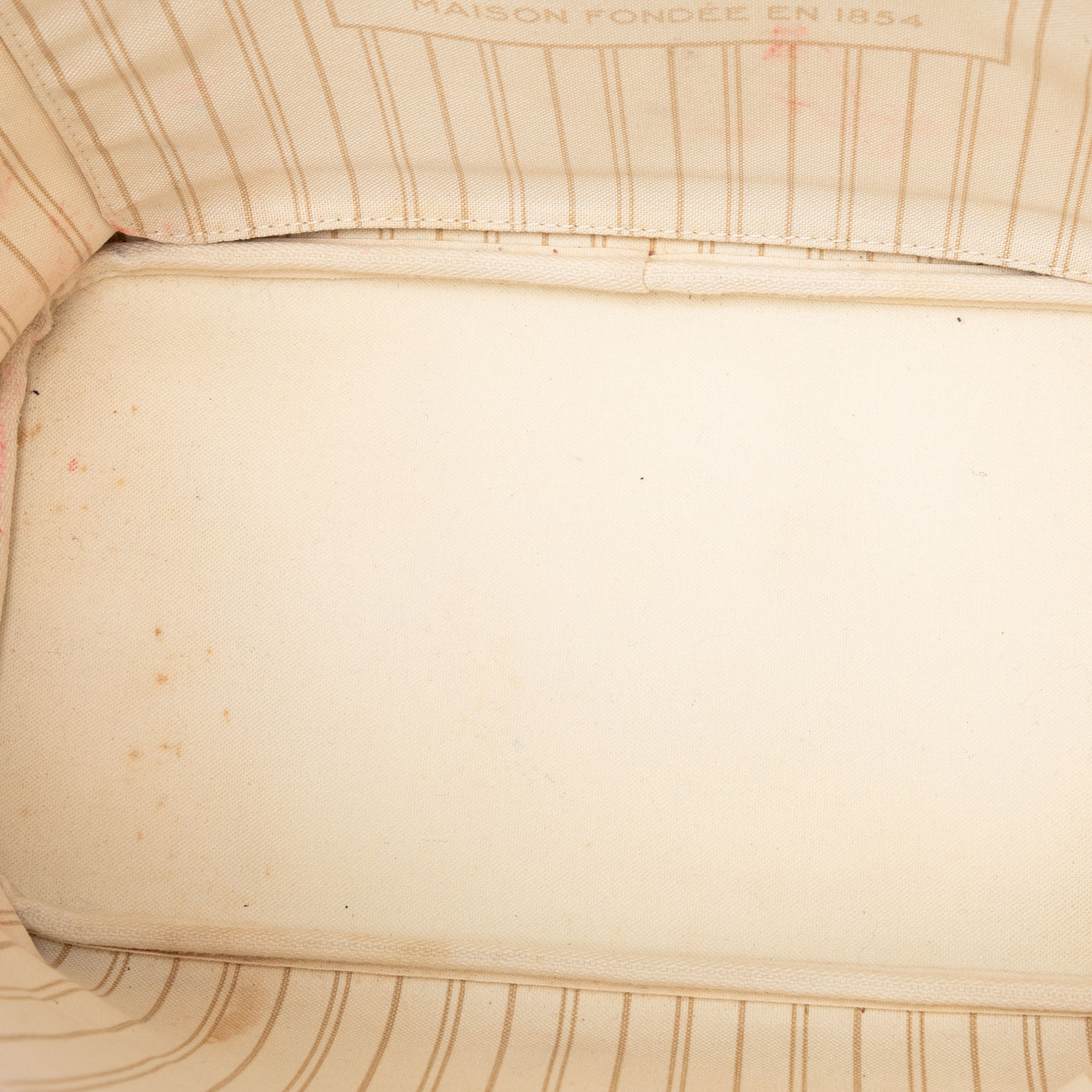 Louis Vuitton Damier Azur Neverfull Mm, från Luxclusif, i färgen white. Klicka för att öppna bilden i stort format