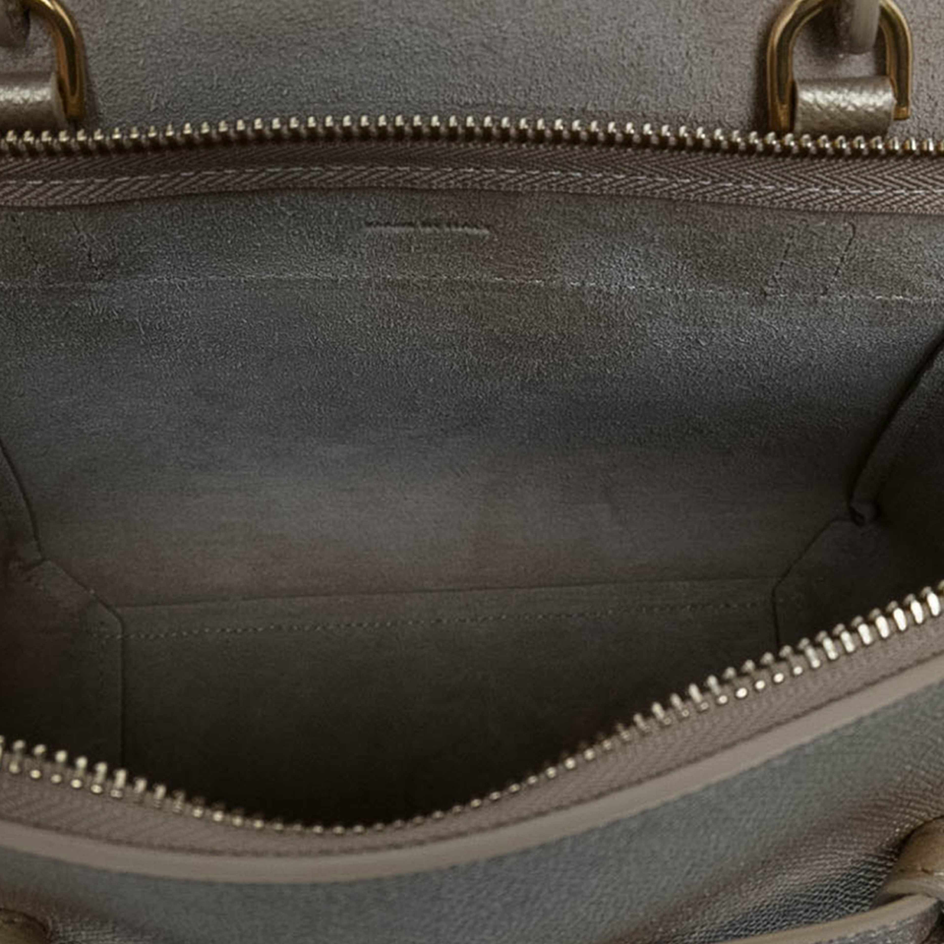 Celine Nano Grained Calfskin Belt Bag, från Luxclusif, i färgen guld. Klicka för att öppna bilden i stort format