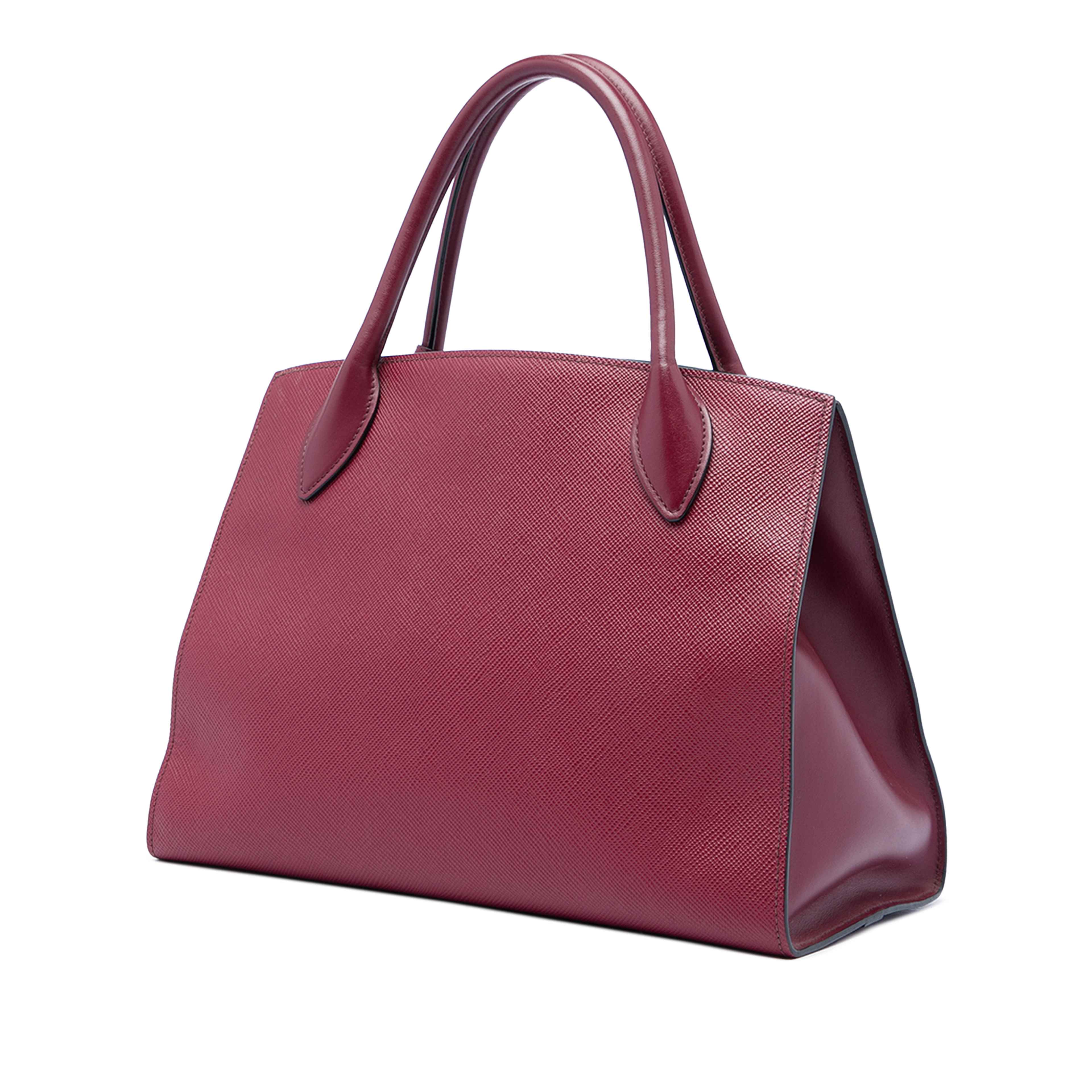 Prada Medium Saffiano Cuir Monochrome Top Handle Tote, från Luxclusif, i färgen röd. Klicka för att öppna bilden i stort format
