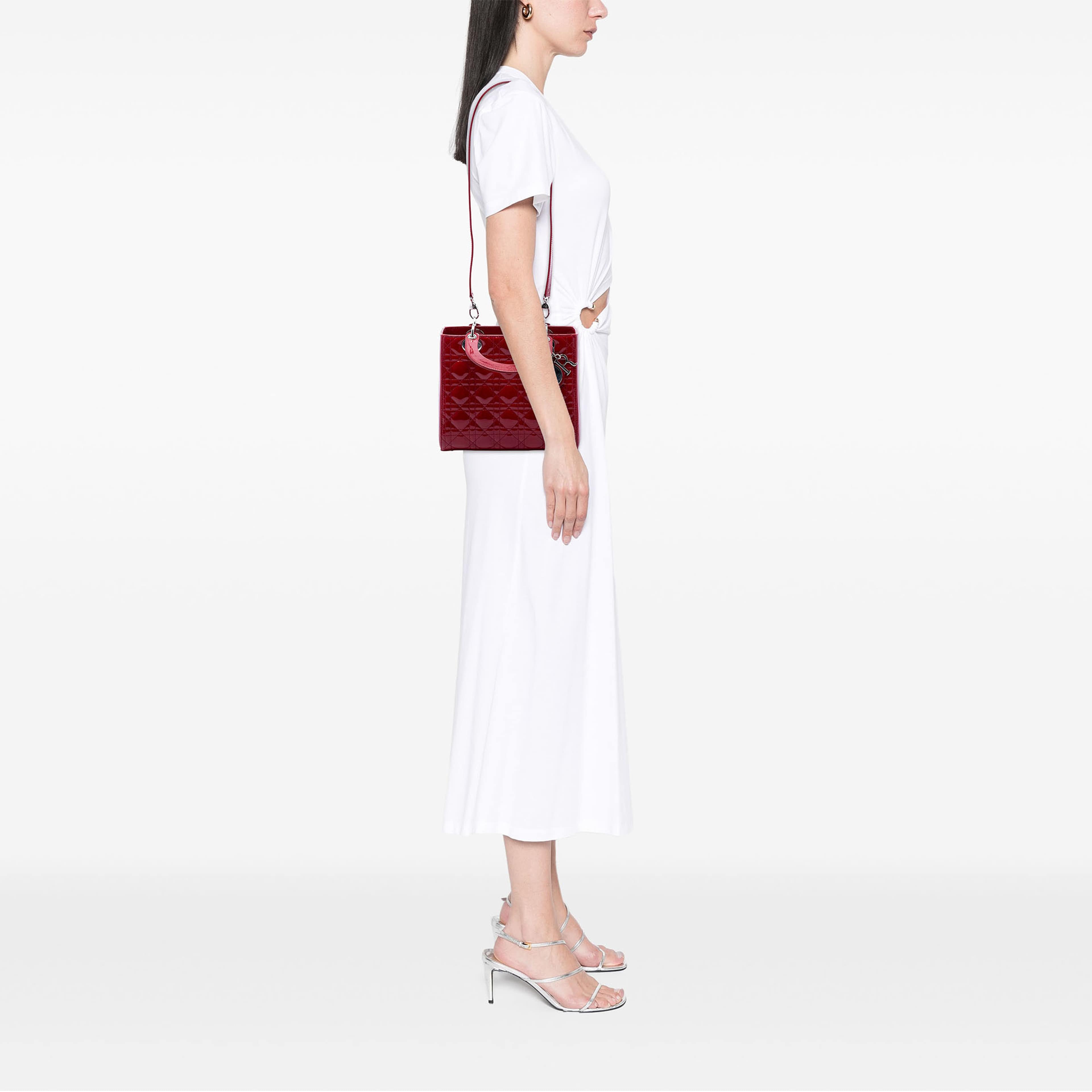 Dior Medium Patent Cannage Lady Dior, från Luxclusif, i färgen röd. Klicka för att öppna bilden i stort format