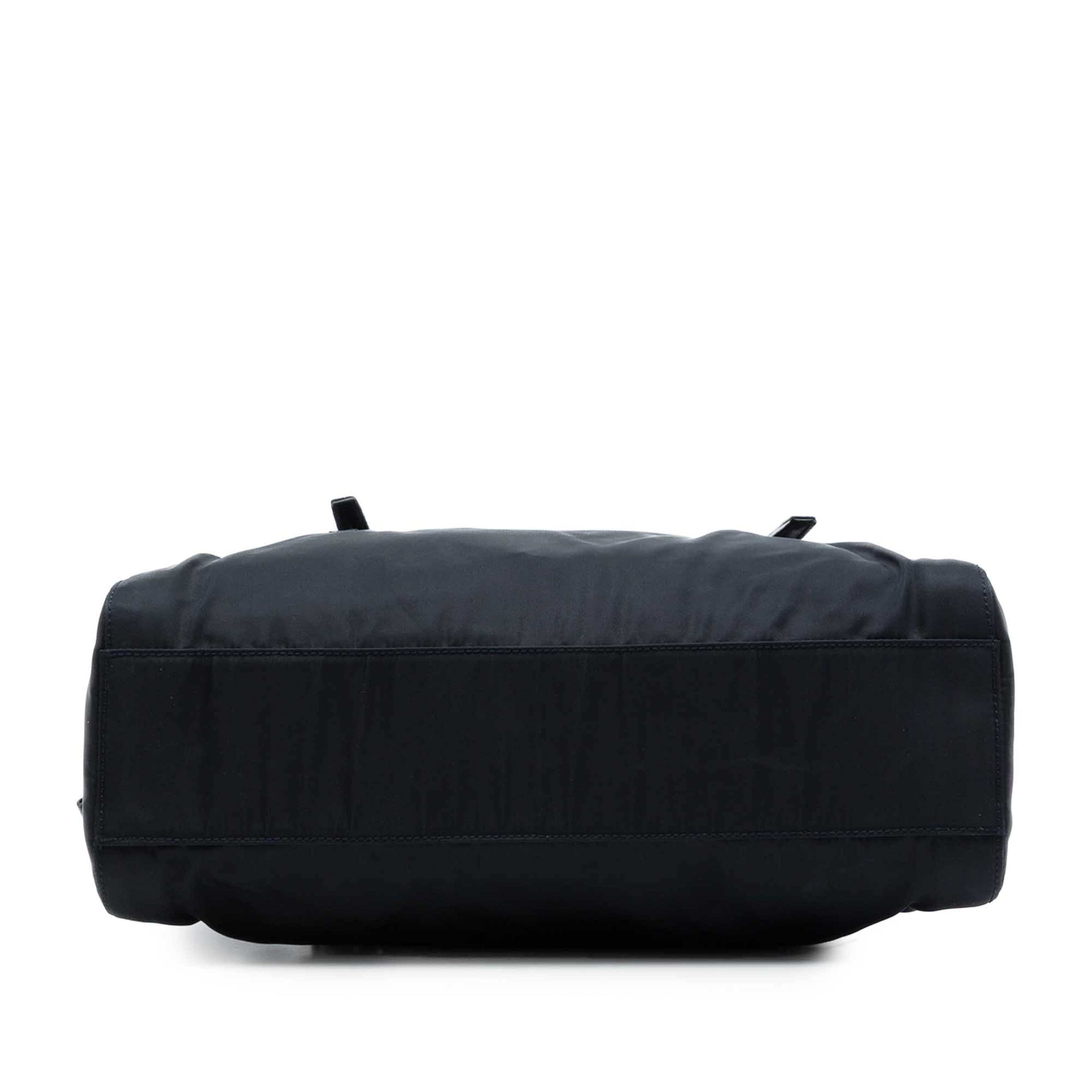 Prada Tessuto Chain Tote, från Luxclusif, i färgen svart. Klicka för att öppna bilden i stort format