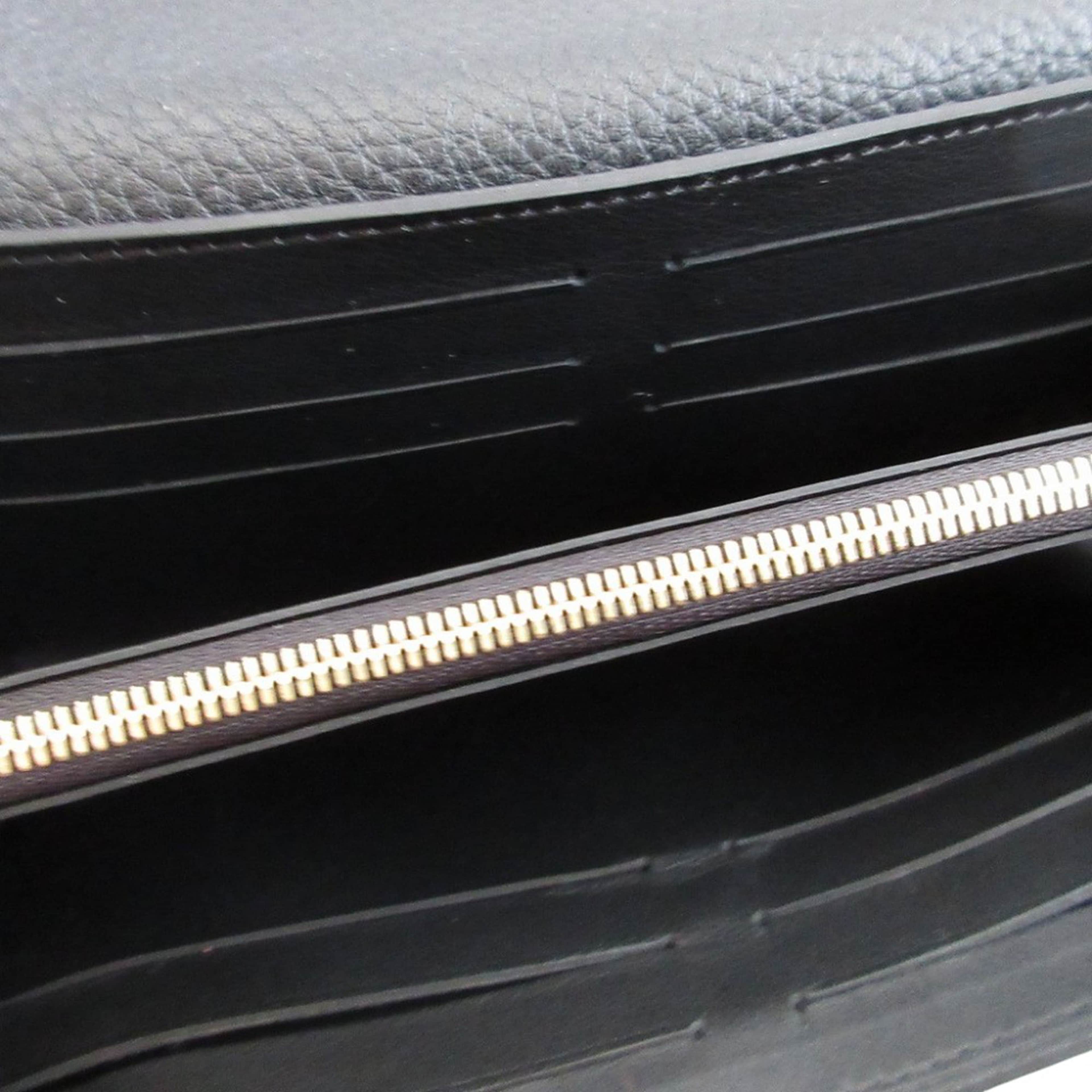 Louis Vuitton Taurillon Capucines Flower Long Wallet, från Luxclusif, i färgen svart. Klicka för att öppna bilden i stort format