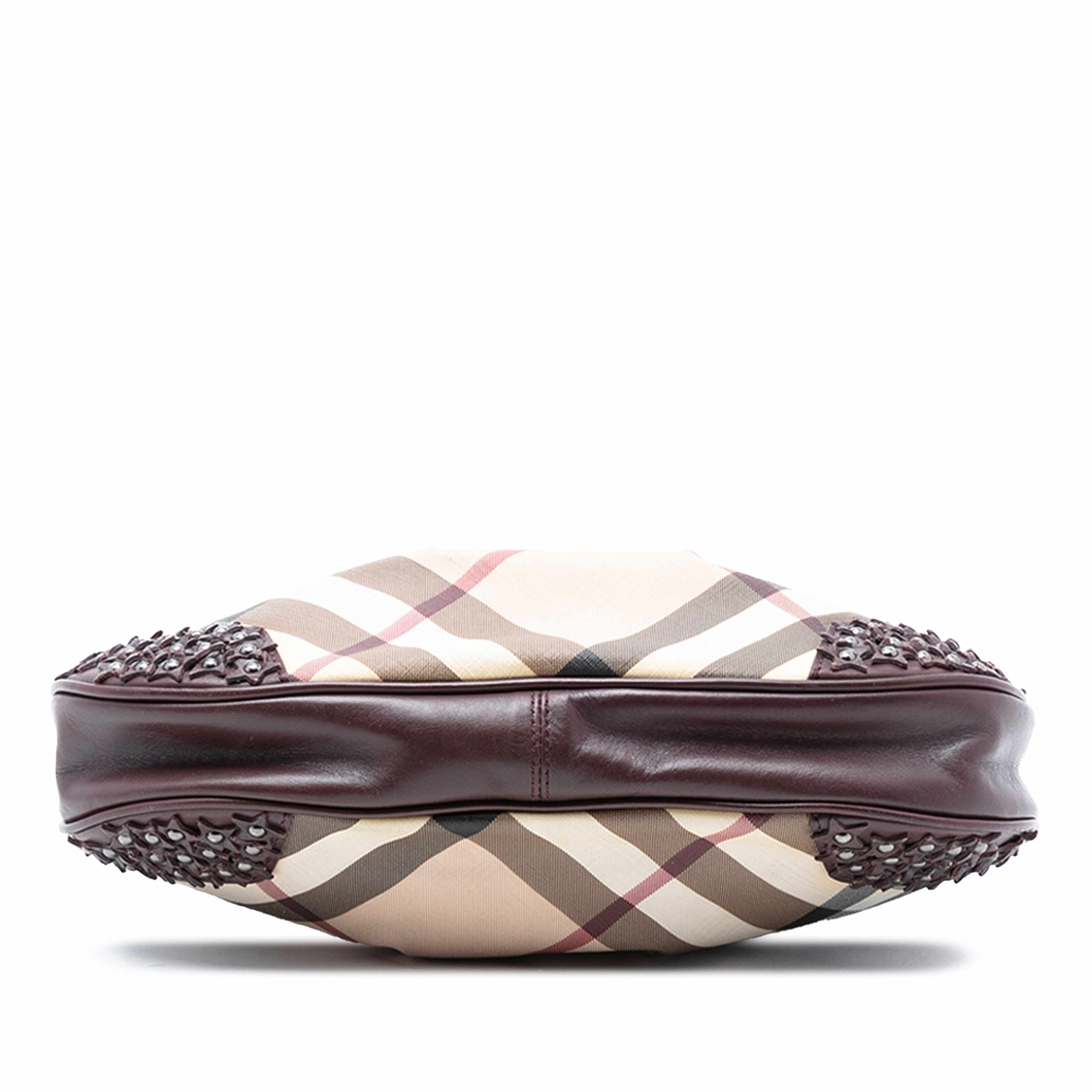 Burberry Supernova Check Coated Canvas Star Studded Hernville Hobo, från Luxclusif, i färgen beige. Klicka för att öppna bilden i stort format