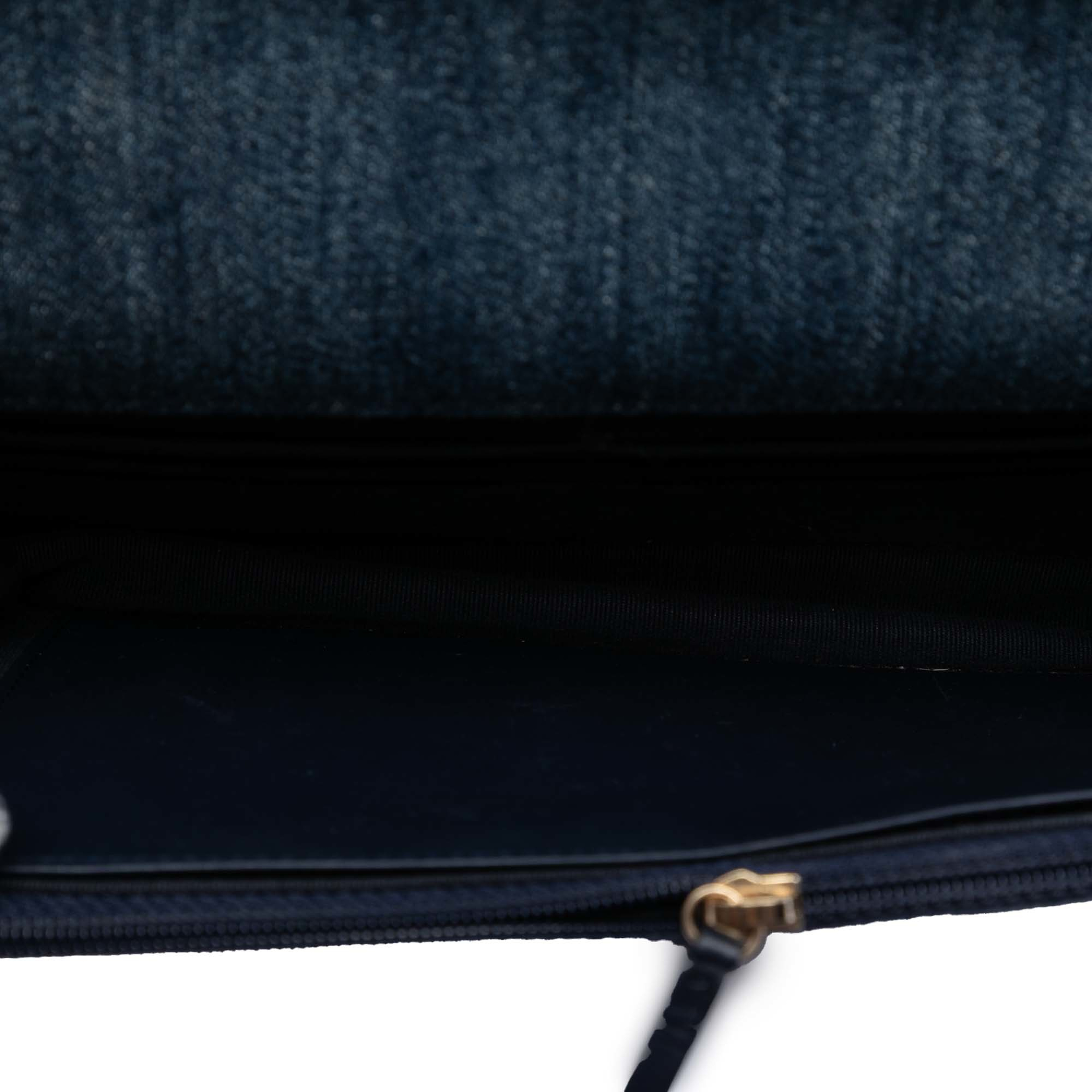 Chanel Denim 19 Flap Wallet On Chain, från Luxclusif, i färgen denim. Klicka för att öppna bilden i stort format