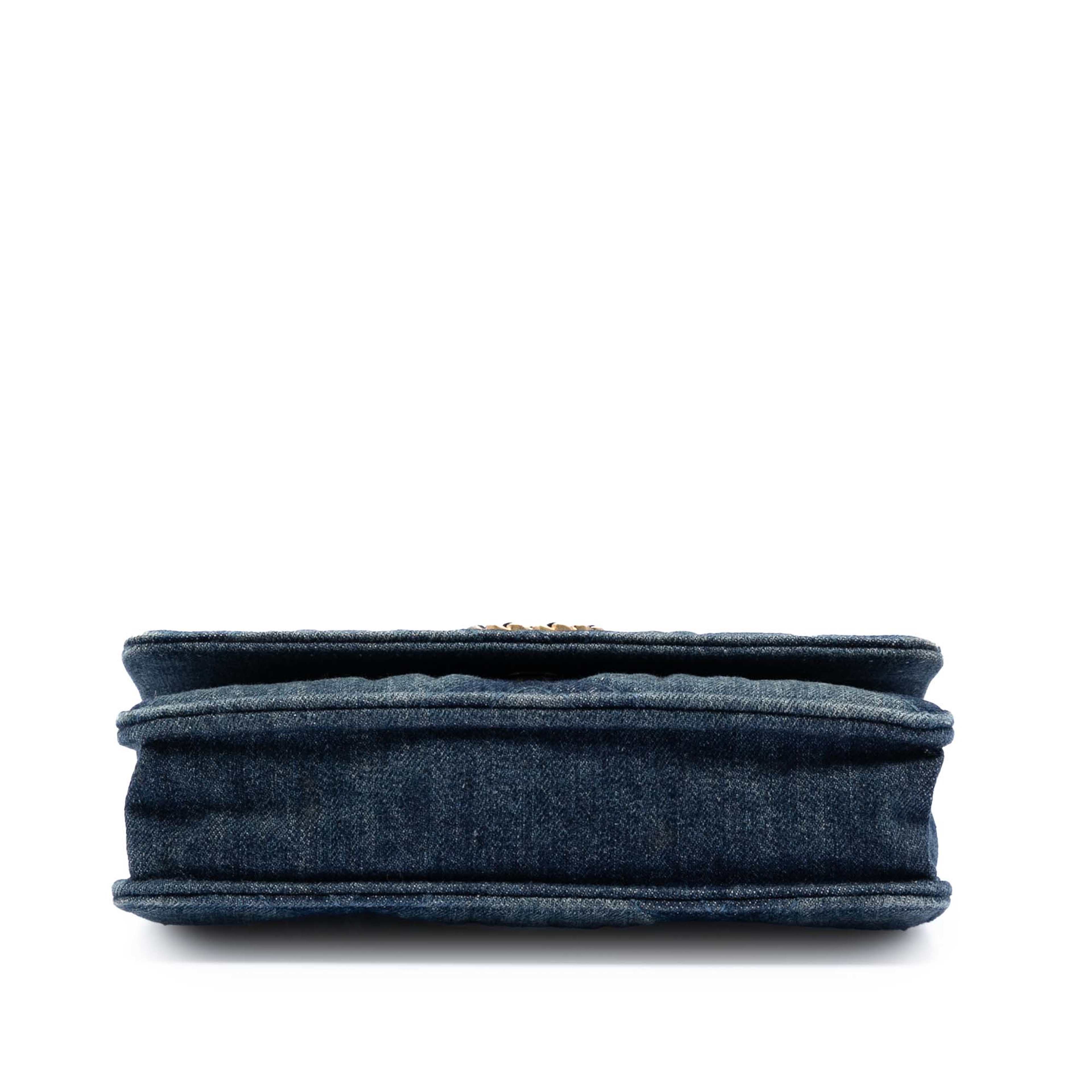 Chanel Denim 19 Flap Wallet On Chain, från Luxclusif, i färgen denim. Klicka för att öppna bilden i stort format