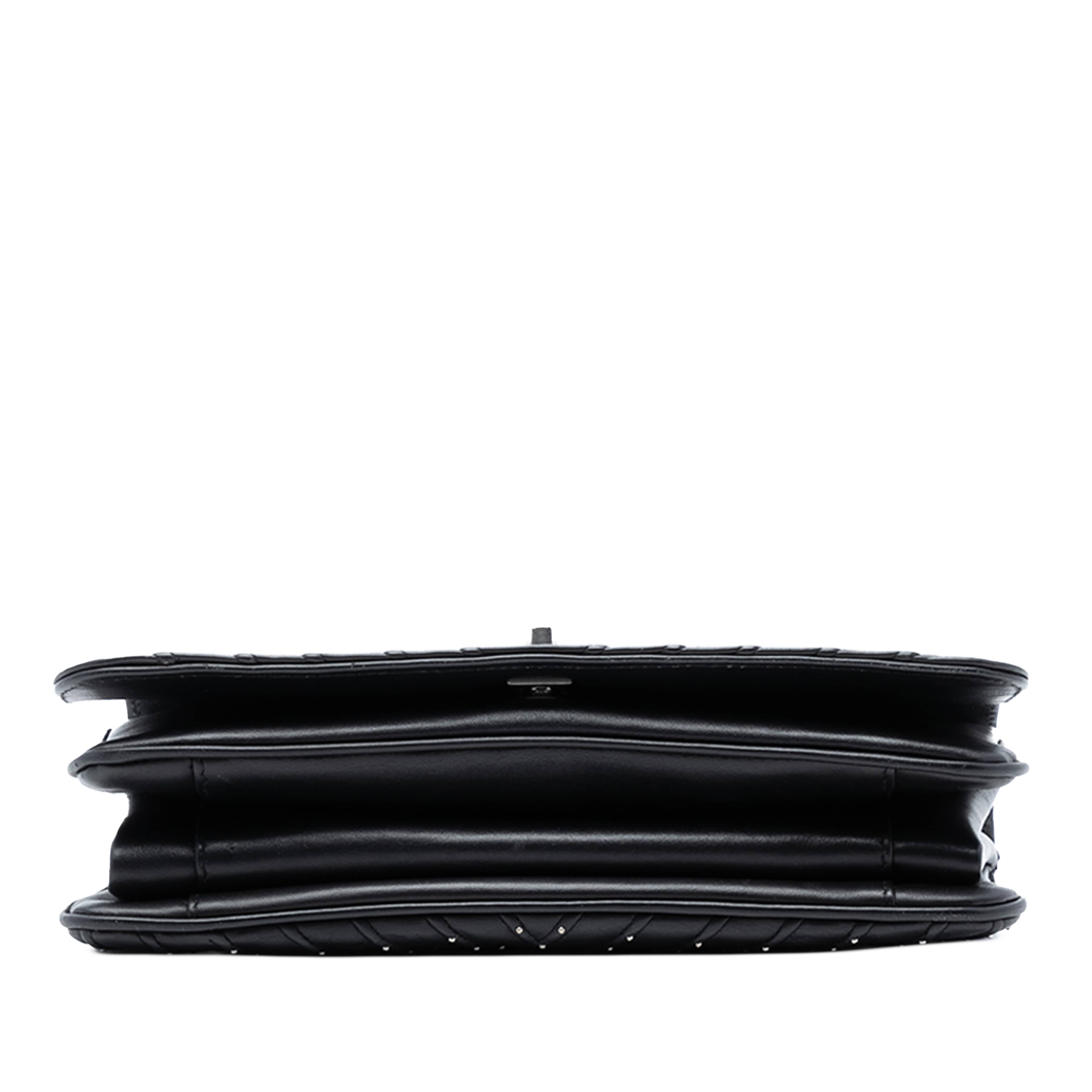 Chanel Chevron Lambskin Stud Wars Flap, från Luxclusif, i färgen black. Klicka för att öppna bilden i stort format