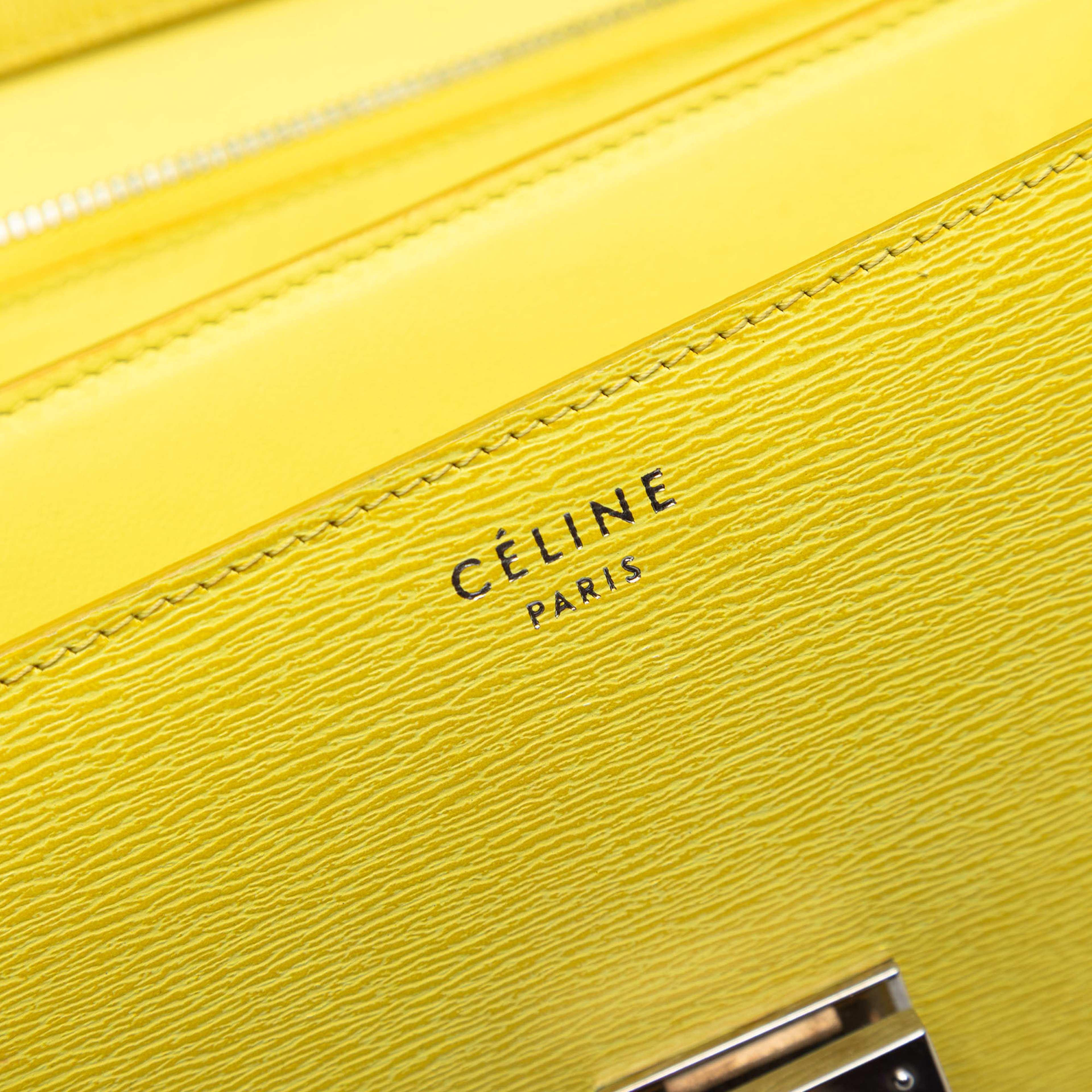 Celine Medium Calfskin Classic Box, från Luxclusif, i färgen gul. Klicka för att öppna bilden i stort format