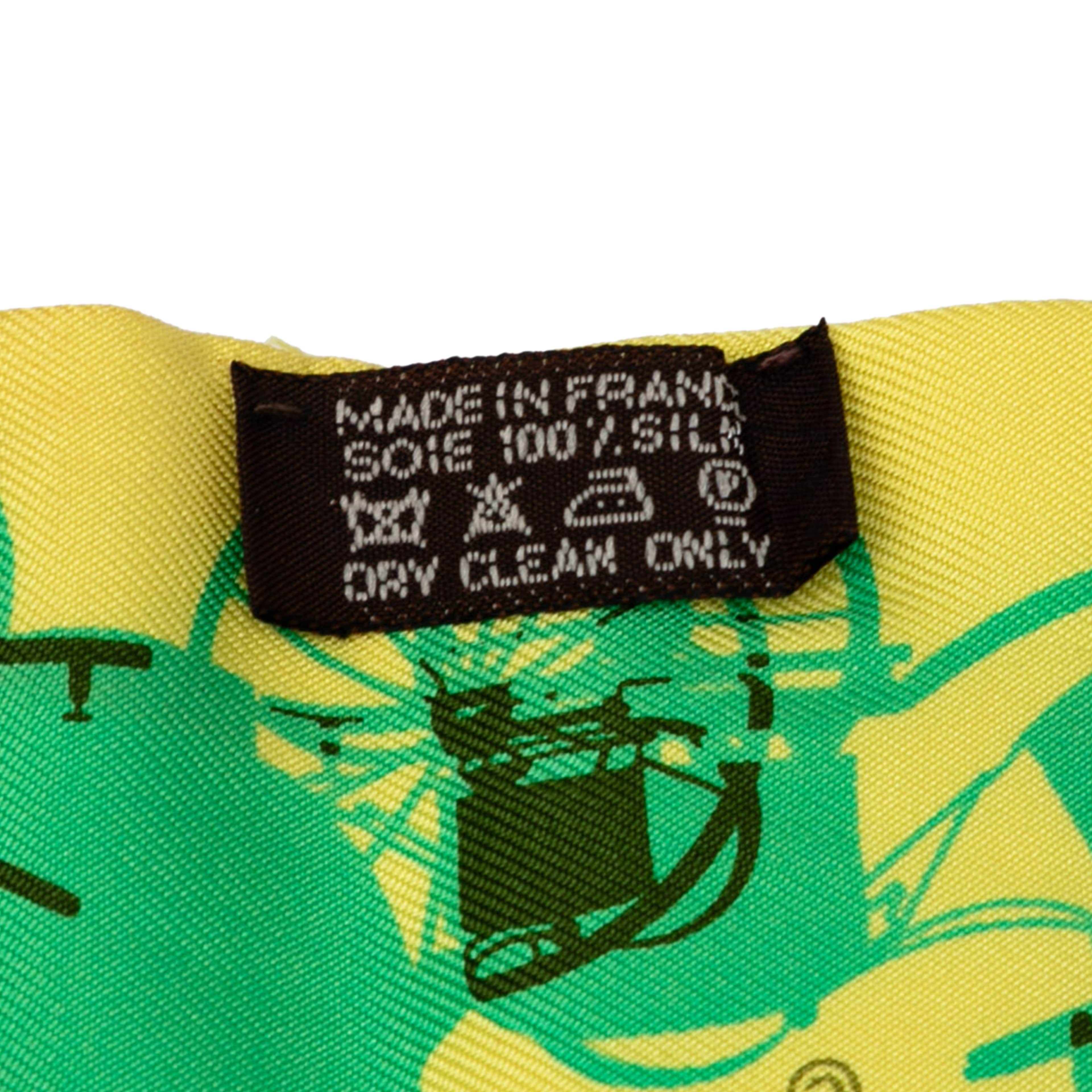 Hermès Rayons X Silk Twilly Scarf, från Luxclusif, i färgen yellow. Klicka för att öppna bilden i stort format