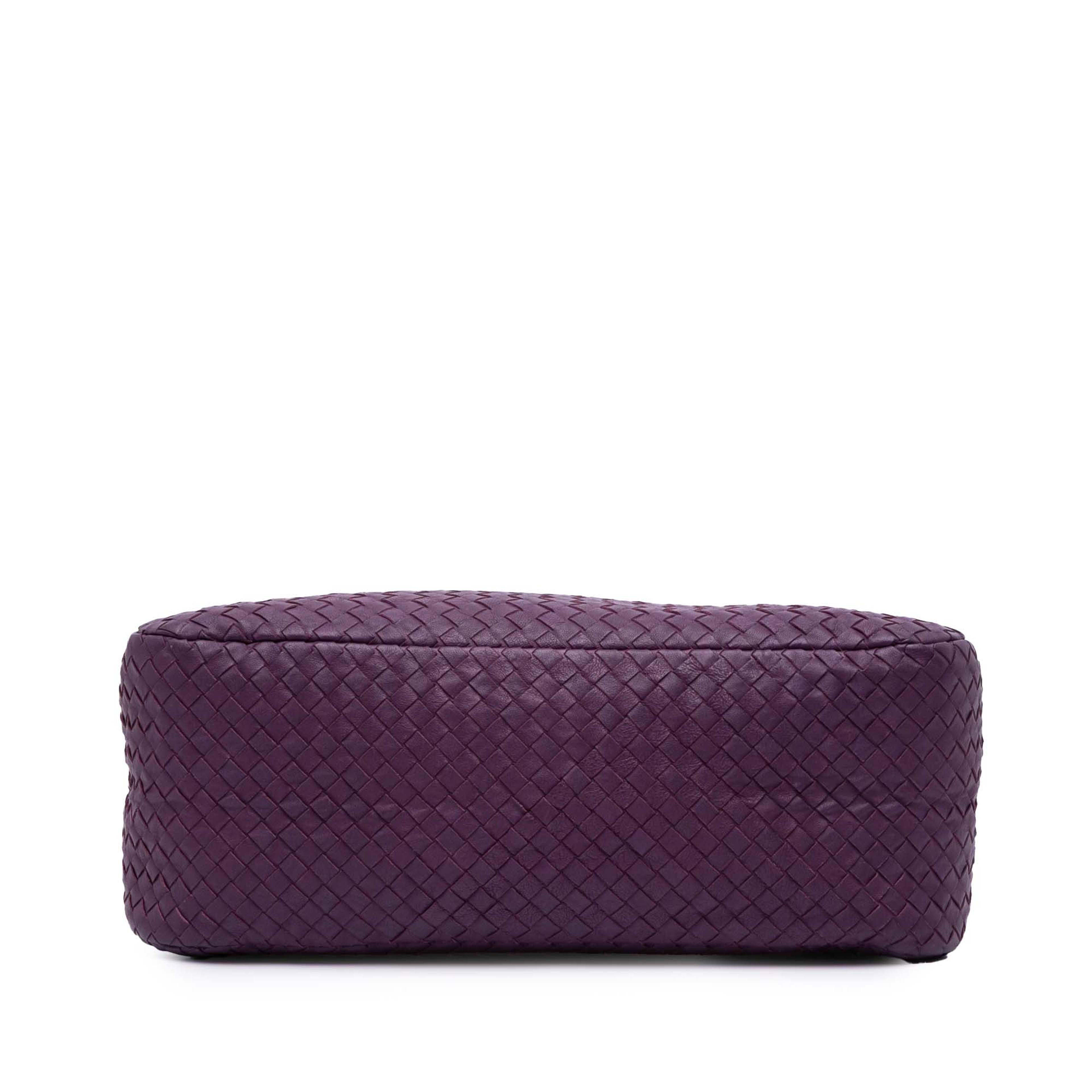 Bottega Veneta Nappa Intrecciato Shoulder Bag, från Luxclusif, i färgen purpur. Klicka för att öppna bilden i stort format