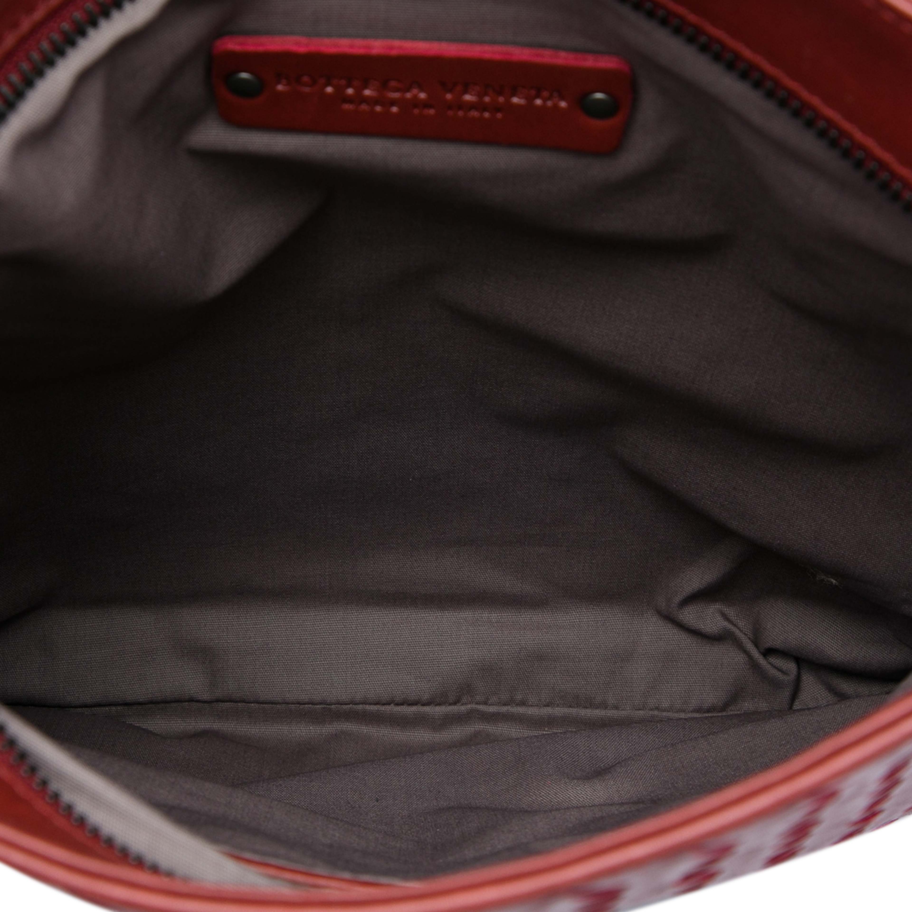 Bottega Veneta Nappa Intrecciato Vn Crossbody, från Luxclusif, i färgen röd. Klicka för att öppna bilden i stort format