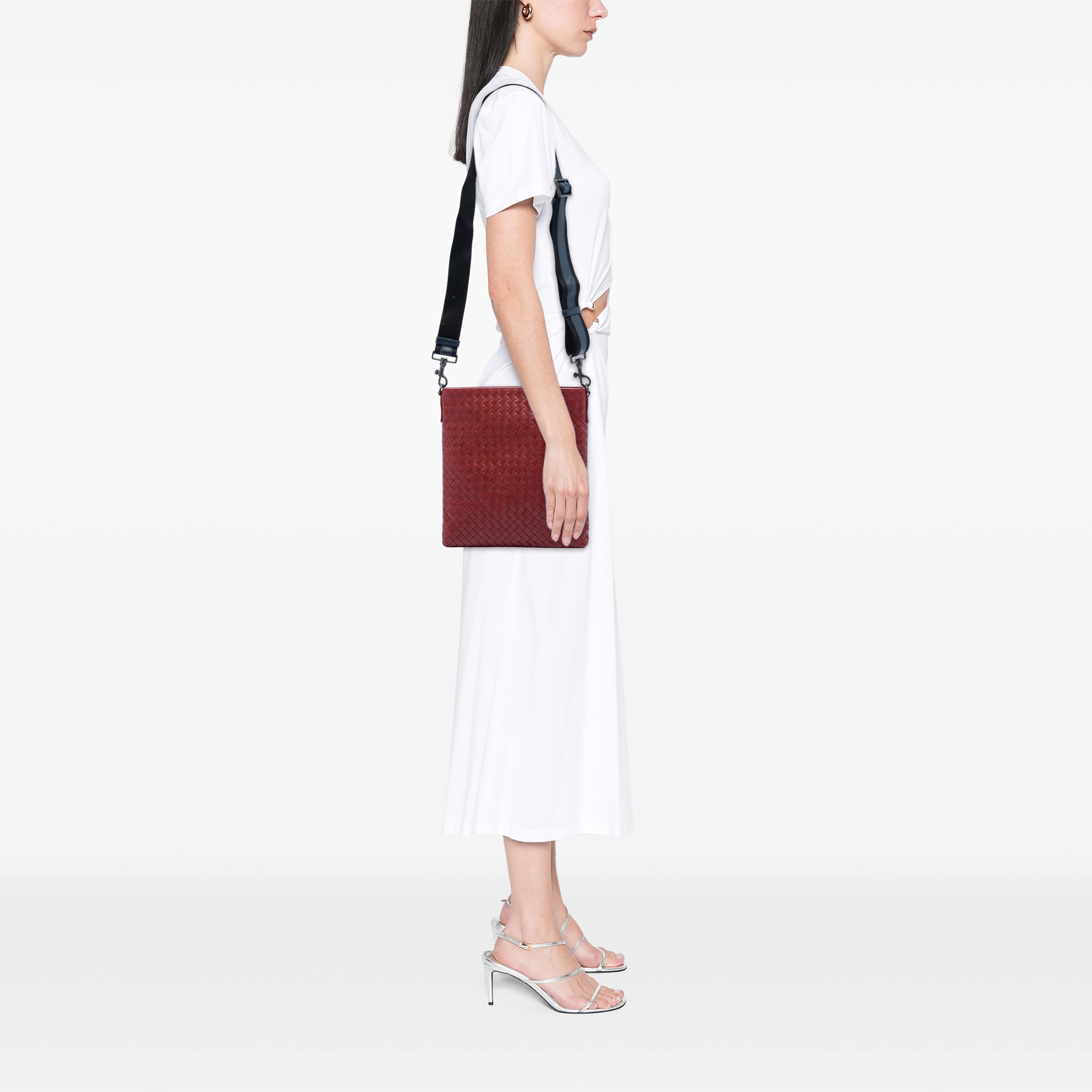 Bottega Veneta Nappa Intrecciato Vn Crossbody, från Luxclusif, i färgen röd. Klicka för att öppna bilden i stort format