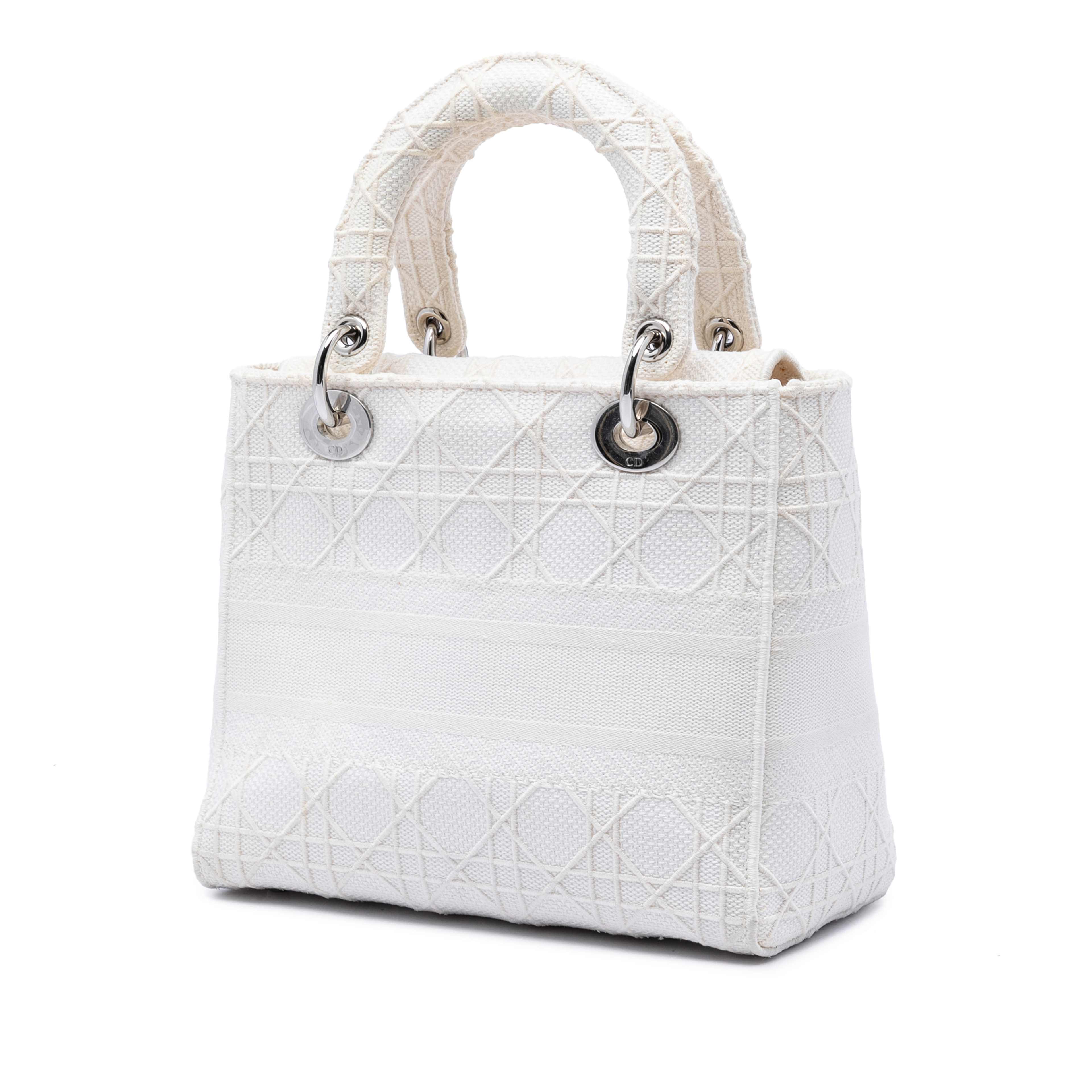 Dior Medium Canvas Cannage Lady D Lite, från Luxclusif, i färgen vit. Klicka för att öppna bilden i stort format