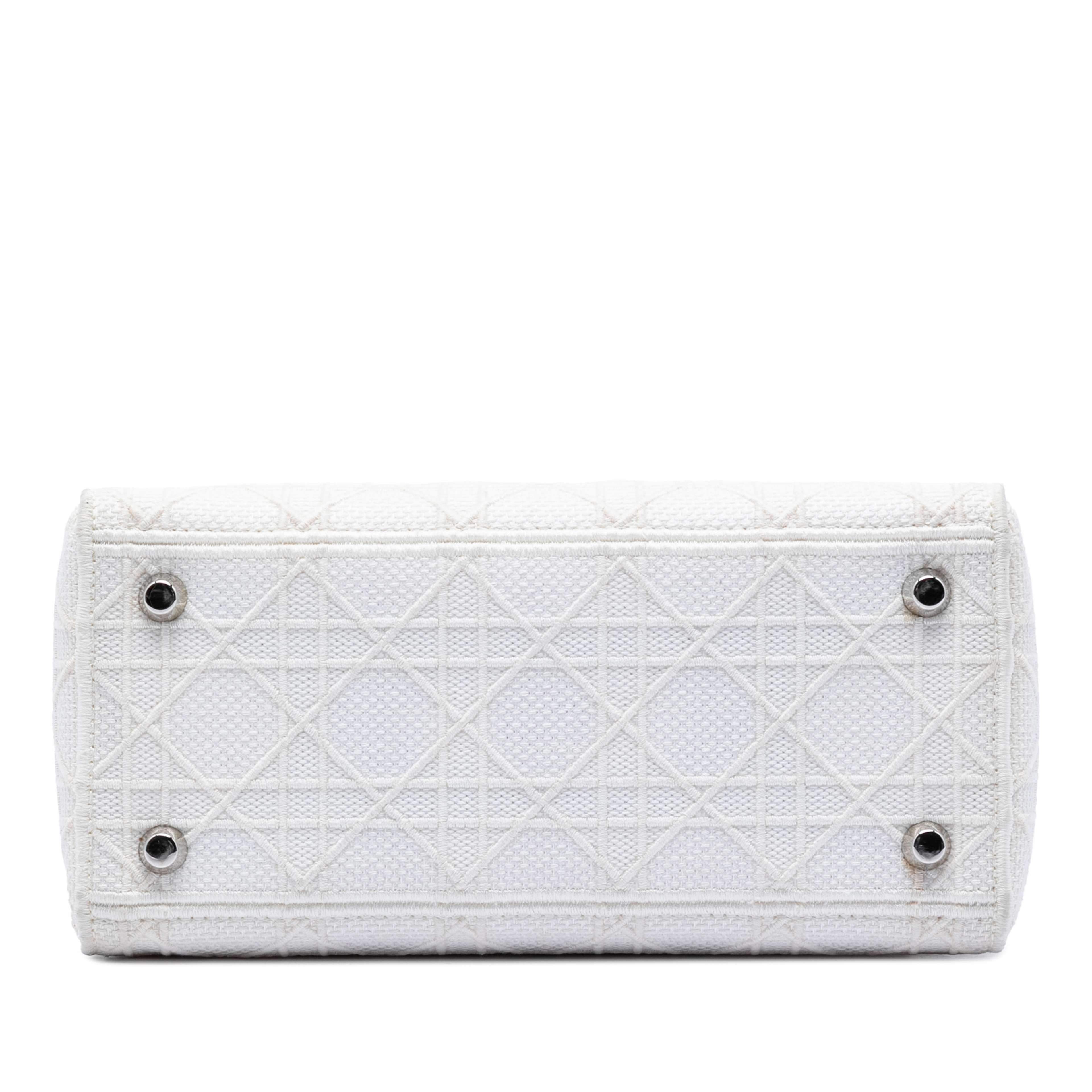 Dior Medium Canvas Cannage Lady D Lite, från Luxclusif, i färgen vit. Klicka för att öppna bilden i stort format