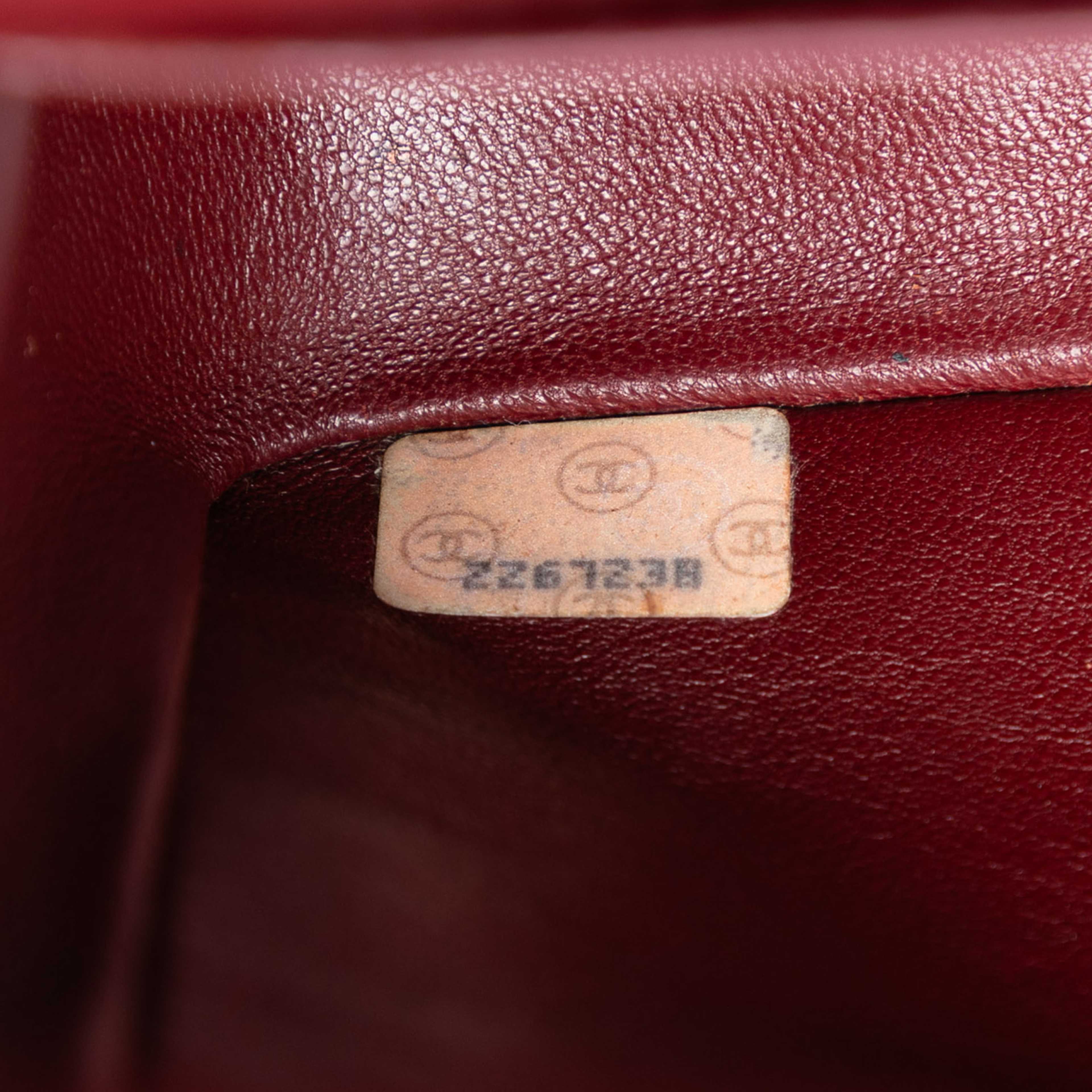 Chanel Small Classic Lambskin Double Flap, från Luxclusif, i färgen black. Klicka för att öppna bilden i stort format