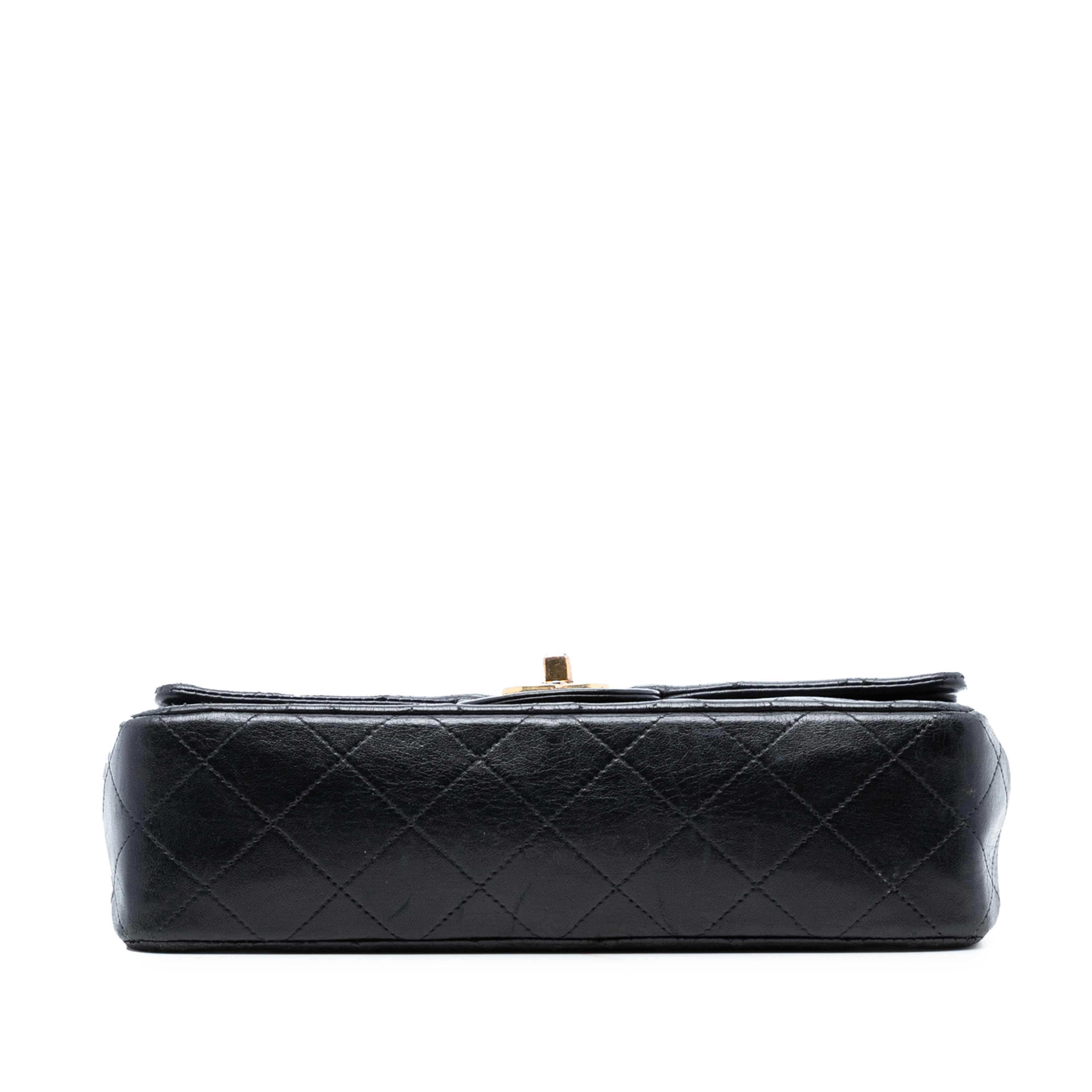 Chanel Small Classic Lambskin Double Flap, från Luxclusif, i färgen black. Klicka för att öppna bilden i stort format