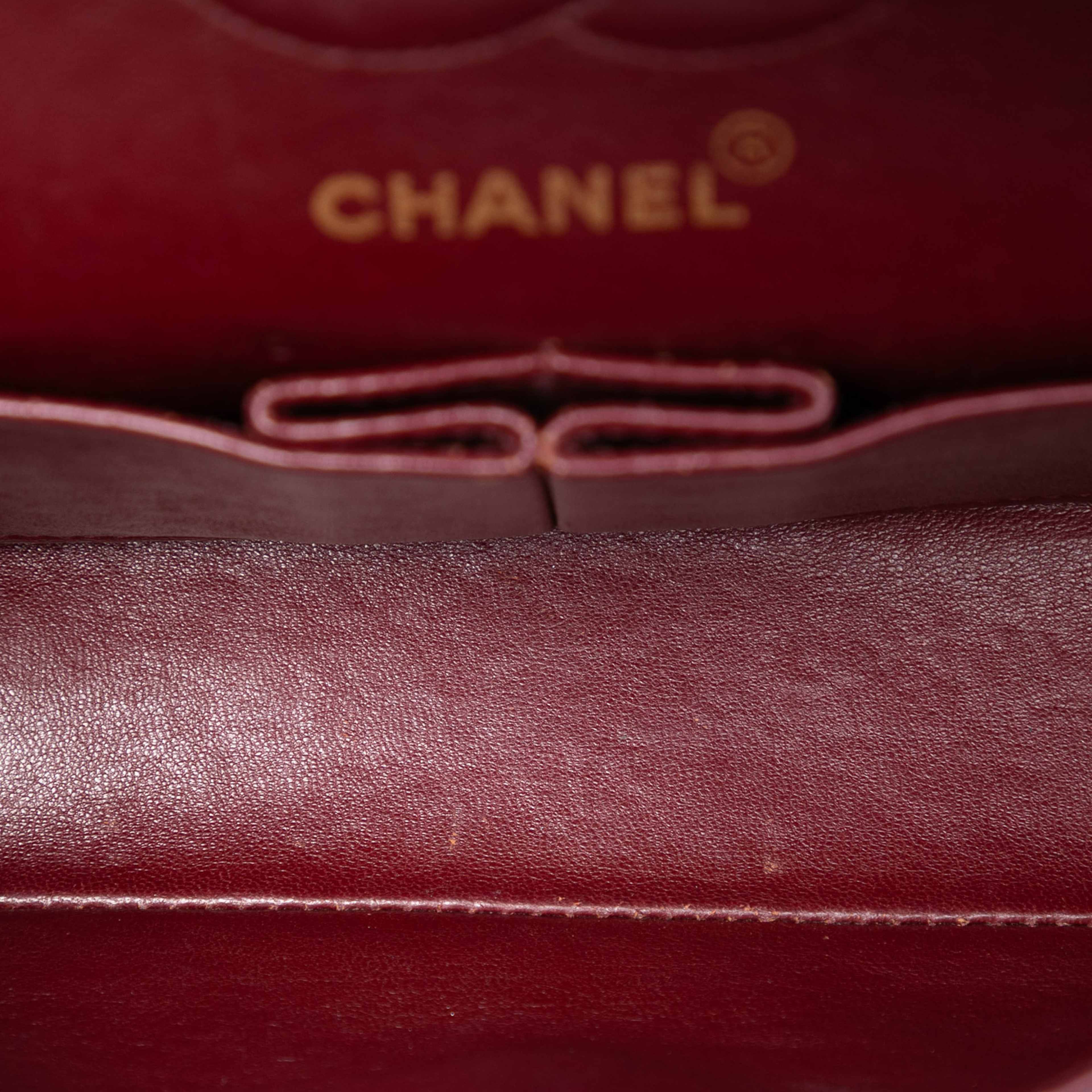 Chanel Small Classic Lambskin Double Flap, från Luxclusif, i färgen black. Klicka för att öppna bilden i stort format