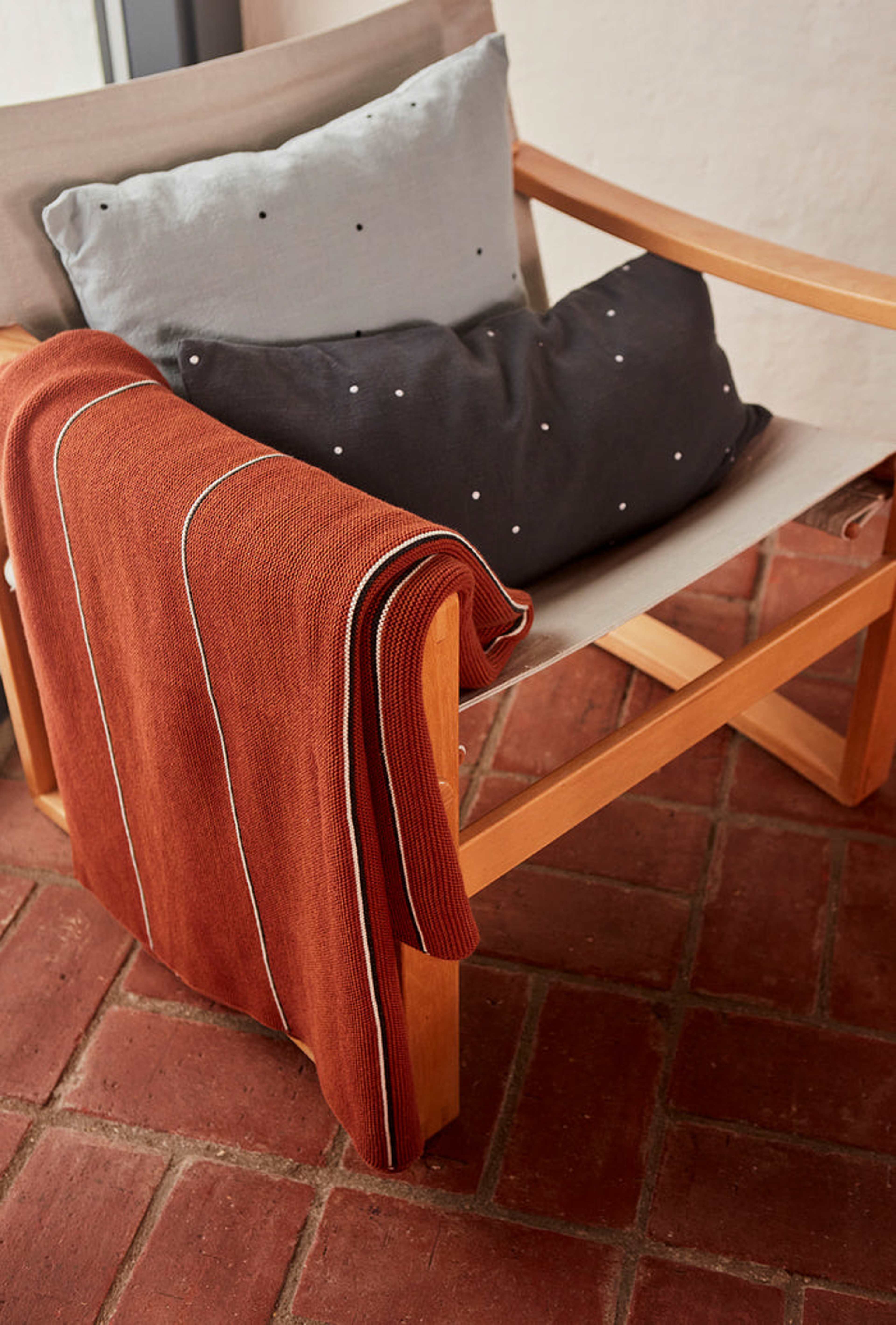 Rivi Living Blanket, från OYOY Living, i färgen nutmeg. Klicka för att öppna bilden i stort format