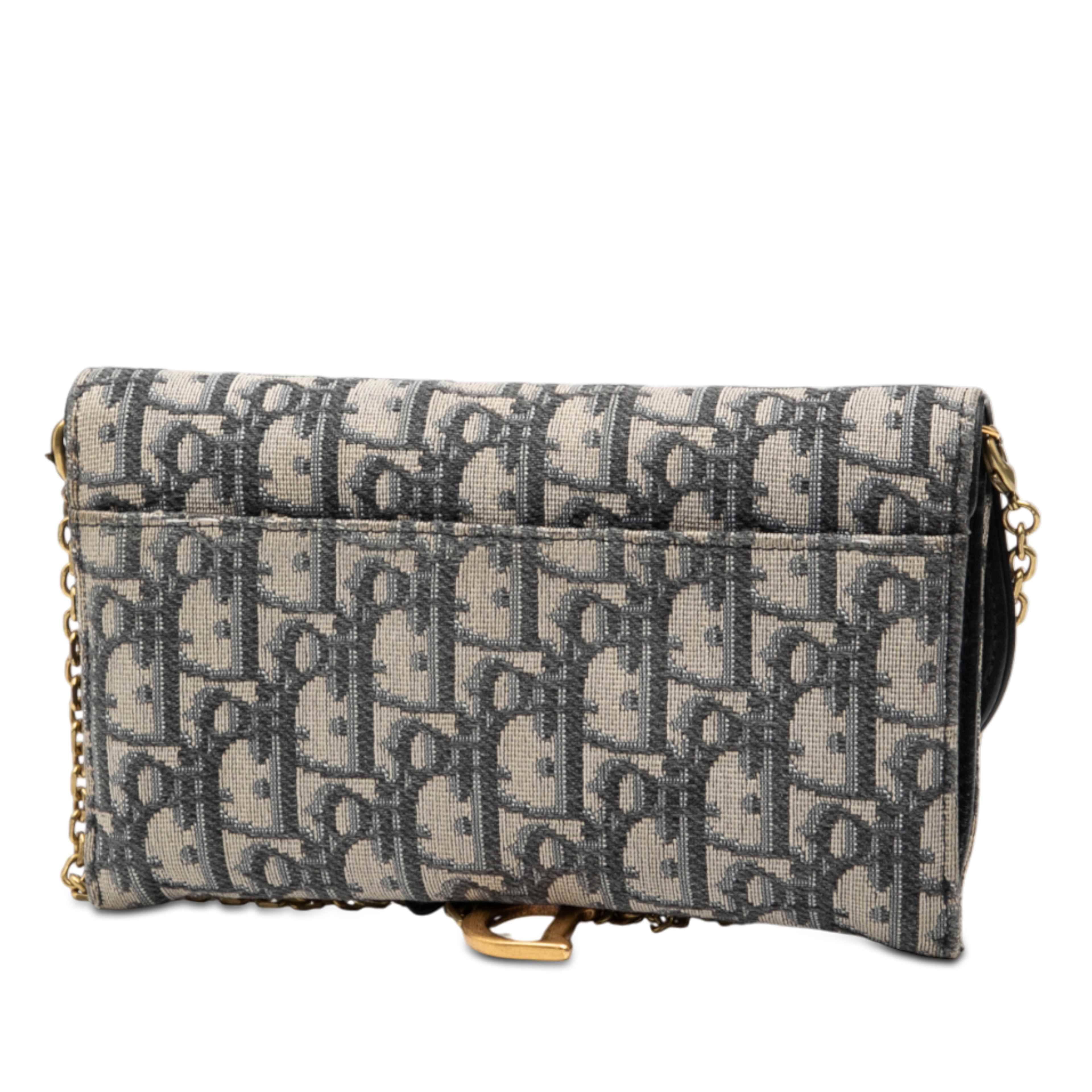 Dior Oblique Canvas Saddle Wallet On Chain, från Luxclusif, i färgen navy. Klicka för att öppna bilden i stort format