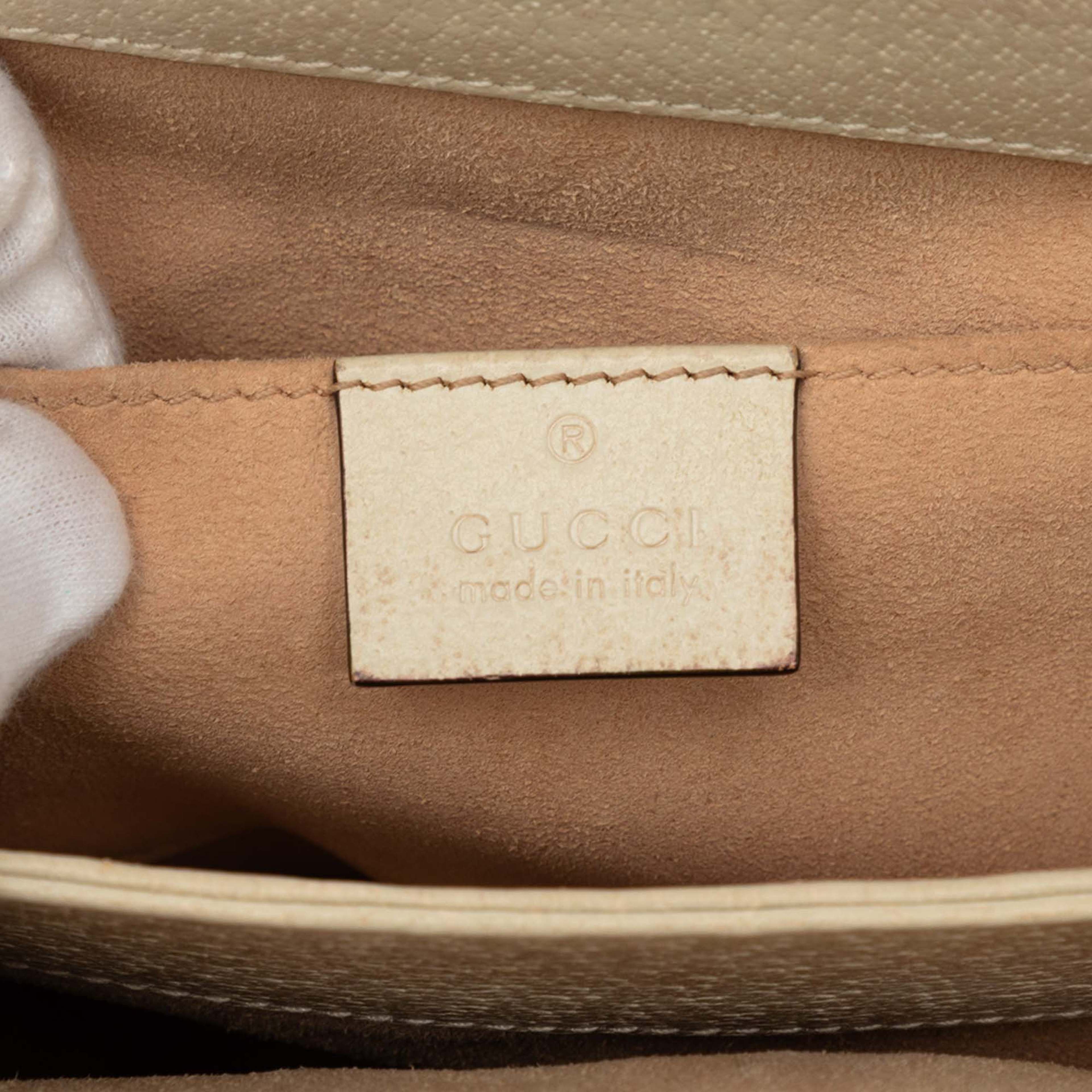 Gucci Small Calfskin Web Ophidia Chain Crossbody, från Luxclusif, i färgen vit. Klicka för att öppna bilden i stort format