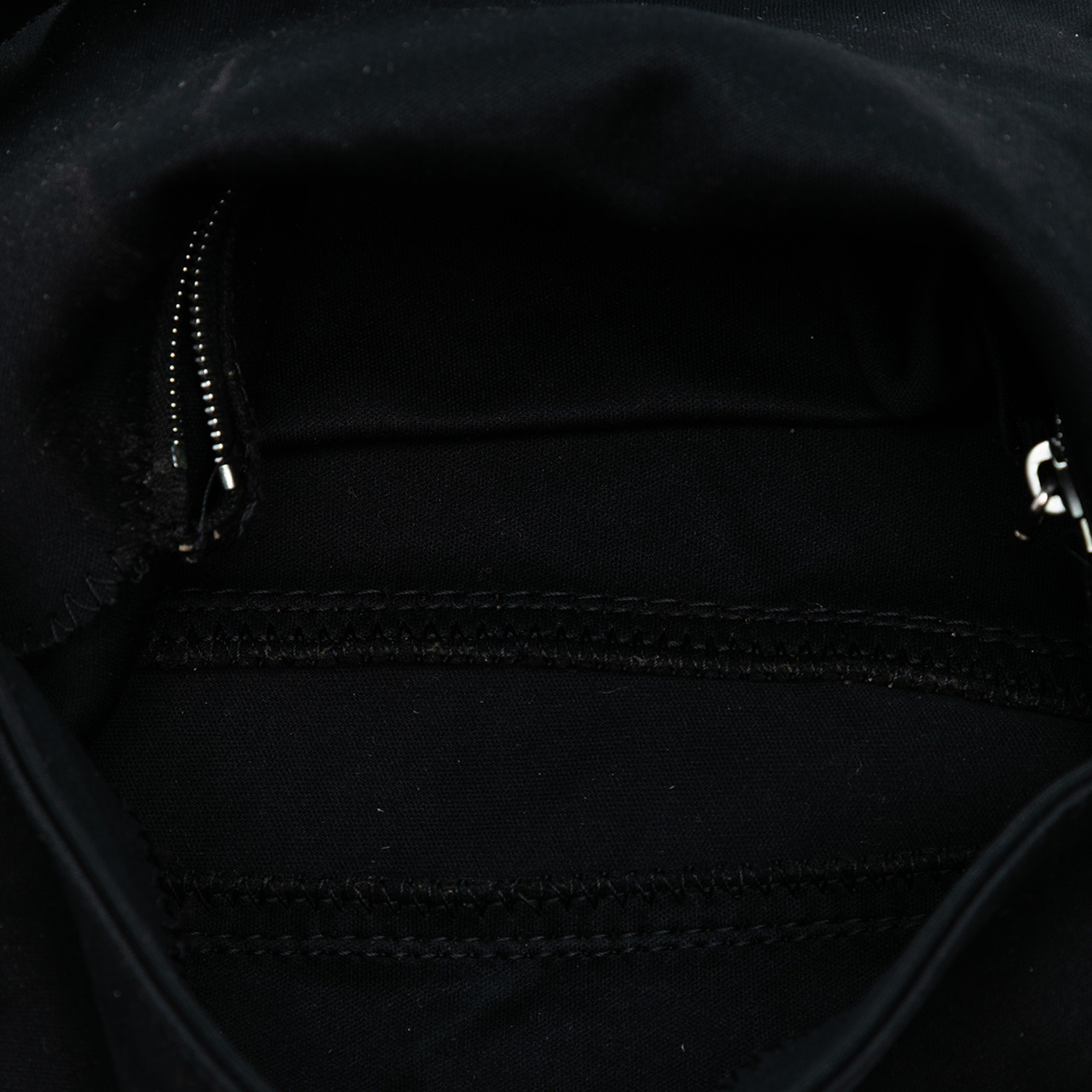 Fendi Neoprene Baguette, från Luxclusif, i färgen black. Klicka för att öppna bilden i stort format