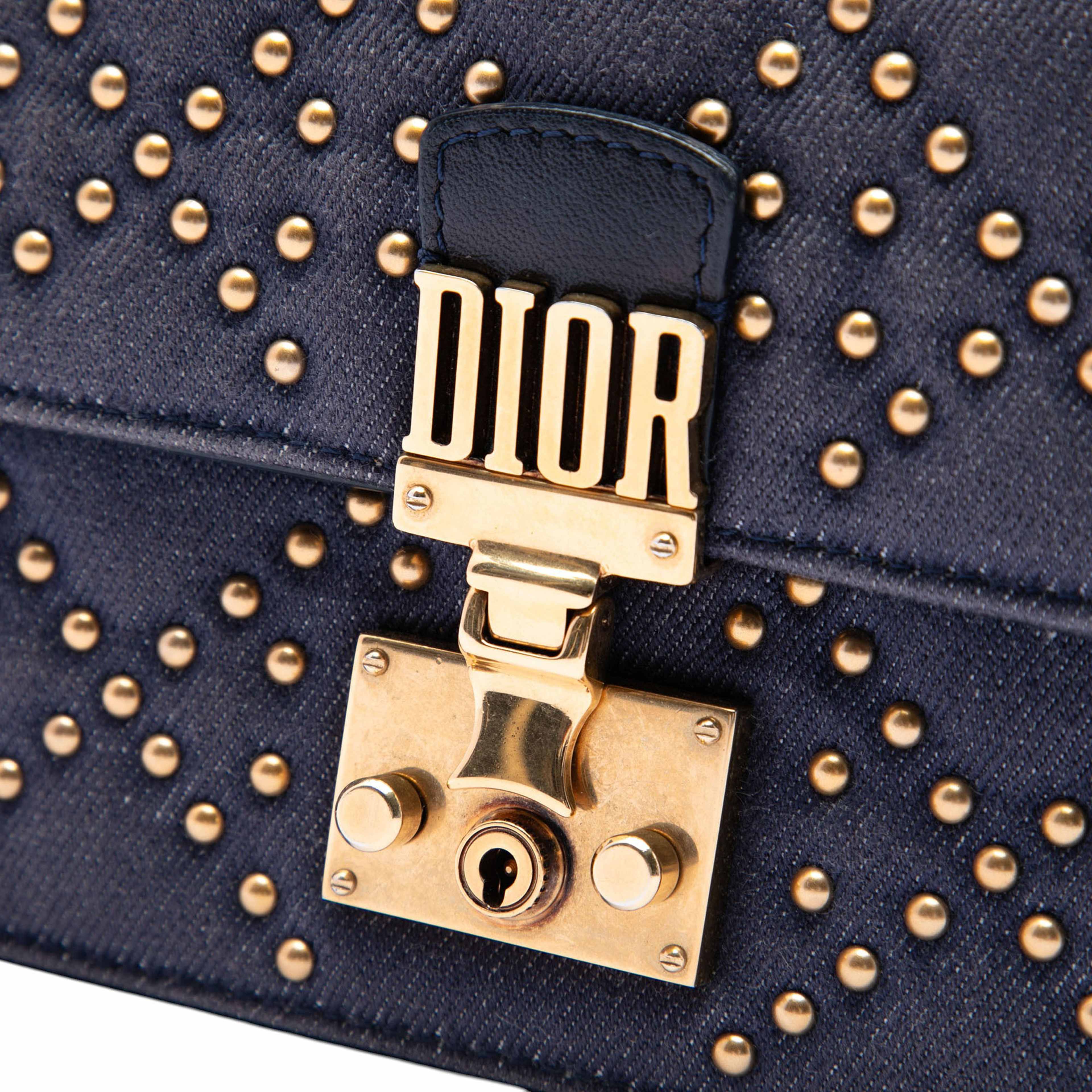 Dior Denim Cannage Studded Dioraddict Wallet On Chain, från Luxclusif, i färgen blå. Klicka för att öppna bilden i stort format
