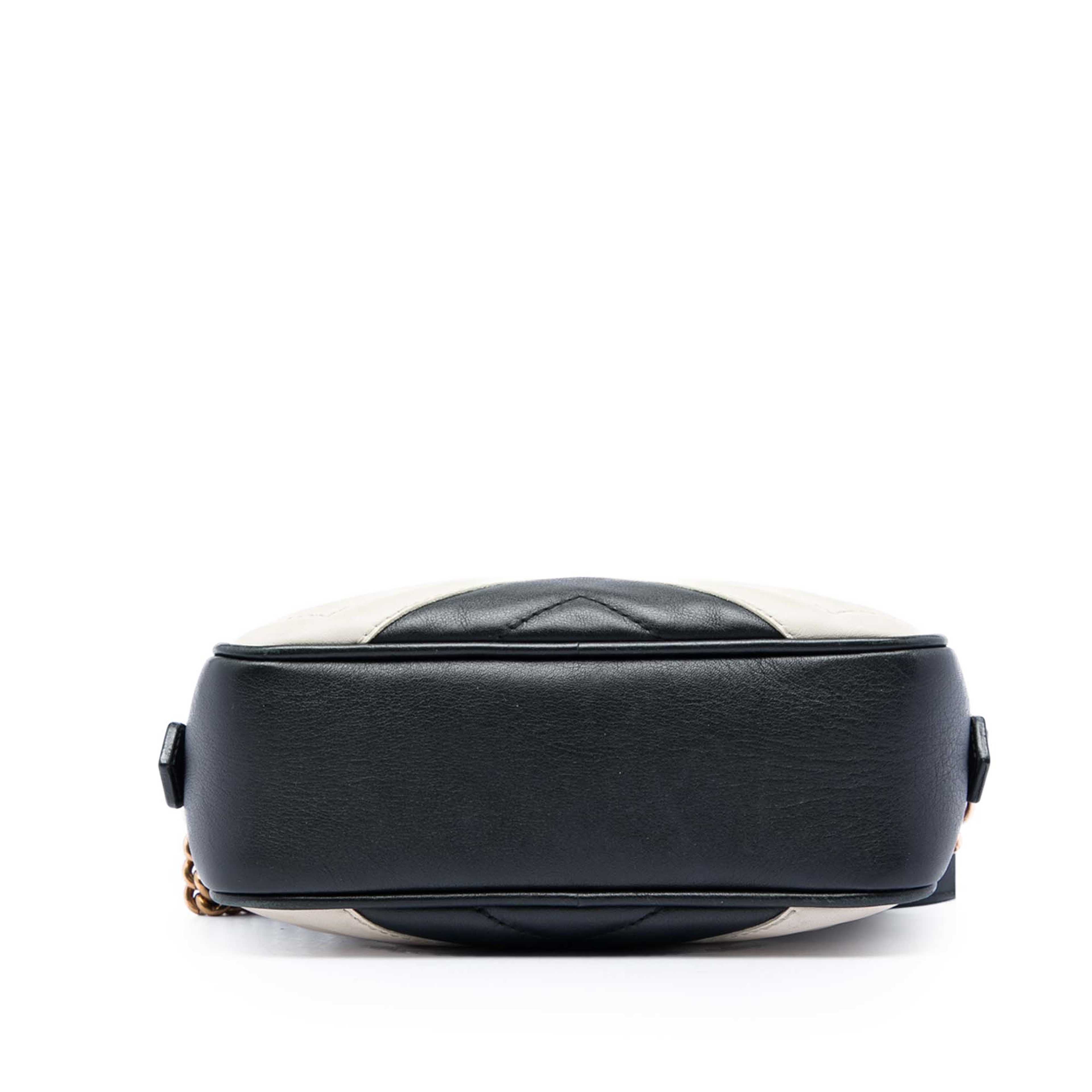 Gucci Mini Gg Marmont Matelasse Leather Crossbody, från Luxclusif, i färgen svart. Klicka för att öppna bilden i stort format