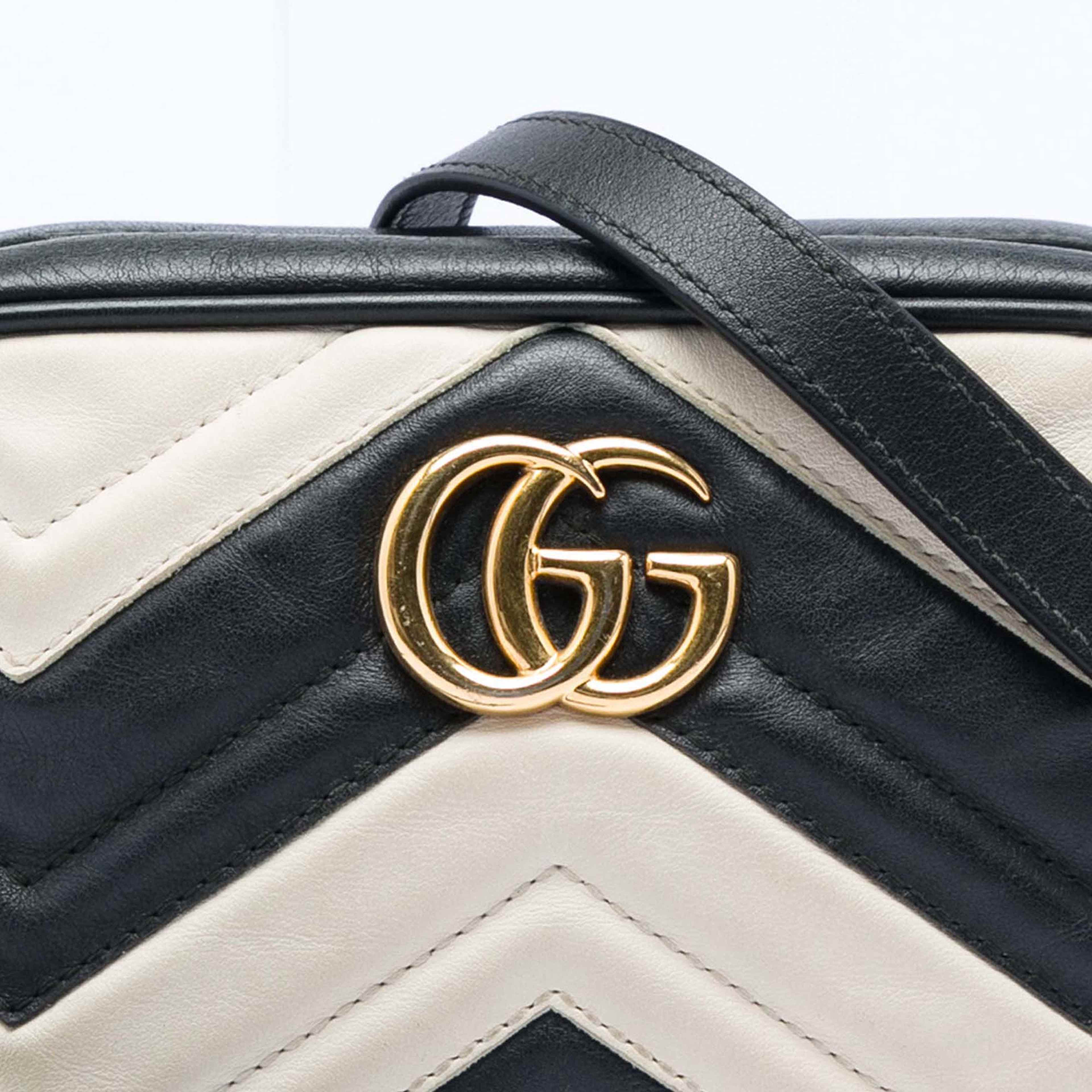 Gucci Mini Gg Marmont Matelasse Leather Crossbody, från Luxclusif, i färgen svart. Klicka för att öppna bilden i stort format