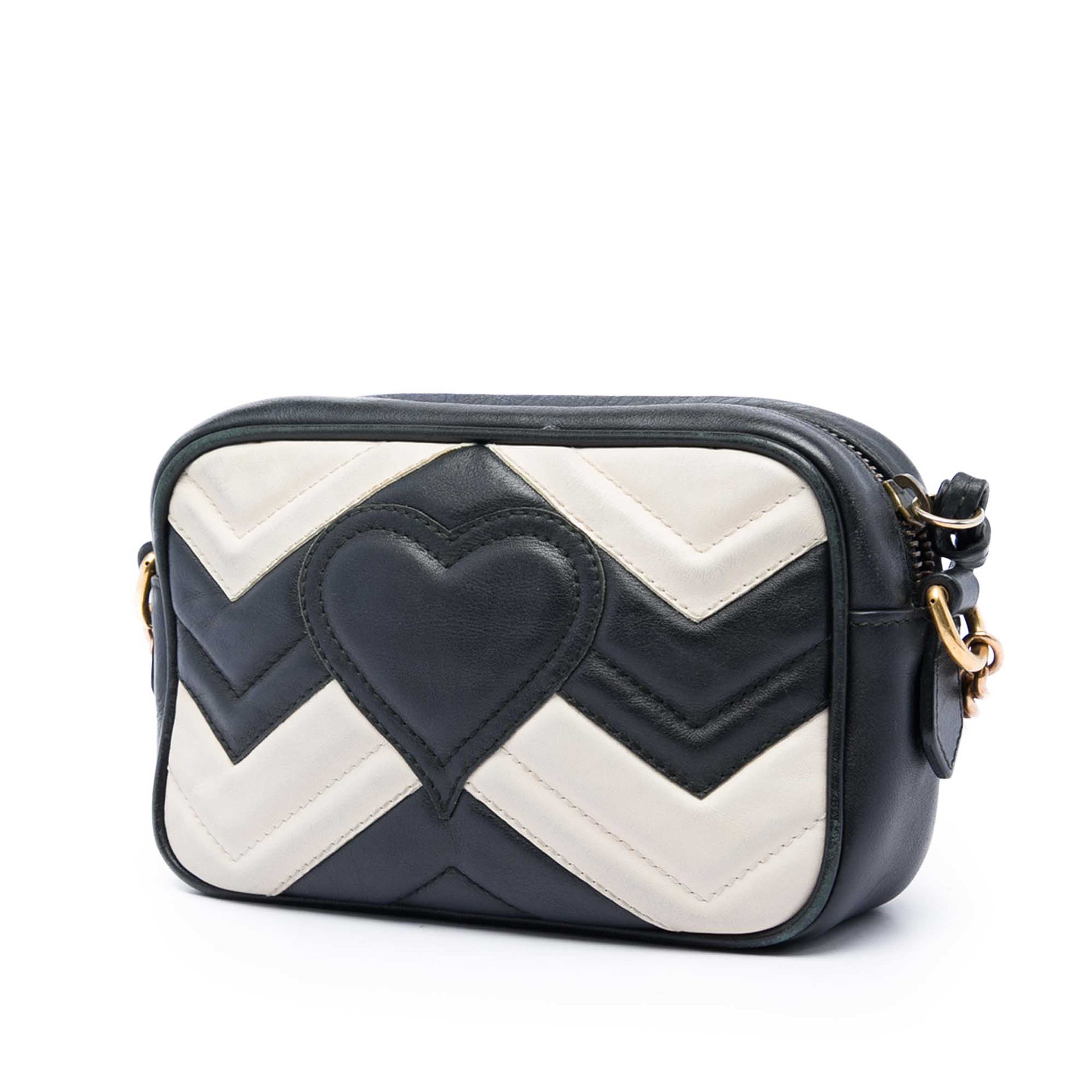 Gucci Mini Gg Marmont Matelasse Leather Crossbody, från Luxclusif, i färgen svart. Klicka för att öppna bilden i stort format